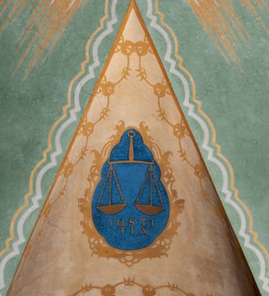 Zdjęcie nr 19: Prezbiterium: 
Sklepienie kolebkowe z lunetami; trójprzęsłowe. Pola malowane  są na kolor biały z centralnie umieszczonymi kolistymi medalionami. W przęśle pierwszym od ołtarza znajduje się motyw krzyża greckiego na tle promienistej glorii; w drugim gołębica Ducha Świętego na tle analogicznej glorii zamknięta w polu przypominającym sześciolistny kwiat o błękitno-złotych płatkach; w trzecim znak Trójcy Świętej w formie trzech przecinających się okręgów z napisem „TRI/NI/TAS”, otoczonych promieniami i płomienistymi półokręgami. Pozostałe partie pól sklepienia wypełnione są złoconymi językami ognia. Wokół pól sklepienia biegnie ornament geometryczny w kolorze turkusowym z elementami ugru i ultramaryny. Lunety malowane są na kolor jasnoniebieski. W każdej z nich znajdują się medaliony o kształcie zbliżonym do czwórliścia, wewnątrz których, od wschodu jest: słońce, planeta, gwiazda, księżyc, monogram Chrystusa, napis „CA/RI/TAS”.  Ściany boczne w około połowie wysokości podzielone na dwa poziomy. Dolny wypełniony jest geometryczną dekoracją w formie fryzu ze złoconych rombów, naprzemiennie większych i mniejszych. Wewnątrz figur równoramienne krzyże oraz motyw uproszczonych liści. Fryz ujęty od góry i dołu abstrakcyjną dekoracją o charakterze geometrycznym. Tła malowane są na kolor ciemnoczerwony oraz zielony. Poziom górny malowany jest na bladoróżowo. Na wysokości parapetów okiennych fryz ze stylizowanych motywów kwiatowych w kolorze żółtym, zielonym i brązowym. W ościeżach dekoracja ramowa w kolorze turkusowym i bladożółtym wzbogacona o malowane ciemniejszą farbą motywy geometryczne. Okna ściany południowej zastąpione blendami; w nich motyw karpiej łuski wypełnionej palmetą.

Łuk arkady tęczowej:
Na licu arkady tęczowej znajduje się figuralne przedstawienie stygmatyzacji św. Franciszka. Z lewej strony św. Franciszek, zwrócony w lewą stronę, z rozłożonymi szeroko rękami i prawą nogą cofniętą do tyłu. Ubrany w brązowy habit franciszkański. Z prawej strony Chrystus, ukazany naturalnej wielkości, jako cherubin o dużych, czerwonych skrzydłach. Z jego ran wychodzą promienie tworzące stygmaty na ciele świętego. Scena rozgrywa się na kamienistej drodze, na tle płomieni. Kompozycja ujęta otokiem z białych chmur. Na podłuczu arkady symetryczna dekoracja geometryczna w formie motywu „jodełki” przedzielonego wstęgą. W osi ośmioboczne pole ze znakiem krzyża greckiego z napisem „Cristus/Jesus”. Kolorystyka utrzymana w ciemnej zieleni, ceglastej czerwieni oraz w kolorze złotym.

Nawa główna:
Sklepienie kolebkowe z lunetami, czteroprzęsłowe. Pola malowane kolorem jasnoniebieskim. Cała długość nawy połączona dekoracyjnym pasem w kolorach turkusowym, szafirowym oraz żółtym. W każdym z przęseł pośrodku czteorolistne  pole otoczone glorią promienistą zawierające znaki, od wschodu: Alfa i Omega, monogram maryjny, kielich z hostią, IHS. Lunety malowane na jasnożółto, pośrodku każdej owoidalne pole w kolorze szafirowym: od wschodu i zachodu po dwóch stronach korona i napis „VITA / AETERNA”, od południa waga i napis „IUSTI/TIA”, dalej miecz i napis „FORTI\TUDO”, od północy beczka i napis „TEM/PE/RANTIA, wąż i napis „PRUDENTIA”. Obramienia lunet z motywem abstrakcyjnym. Pasy gurtów z ludowymi motywami kwiatowymi i kłosami zboża na żółtym tle. Ściany boczne w partii cokołu malowane są na kolor różowy, powyżej aż do linii parapetów okiennych: miodowo-żółty. Na obramieniach arkadowych nisz jest stylizowana dekoracja roślinna, w podłuczach i ościeżach arkad dekoracja analogiczna do tej z podłucza arkady tęczy. Na ścianach pomiędzy niszami godła franciszkańskie zamknięte w okrągłych medalionach. Na linii parapetów geometryczny fryz z przecinających się arkadek uzupełnionych o motywy roślinne. W rozglifieniach okiennych naprzemiennie motywy geometryczne i roślinne w kolorach błękitnym, pomarańczoym i dwóch odcieniach żółci. Arkada chóru muzycznego o podziale ramowym w kolorach jasnozielonym, pomarańczowym i żółtym.