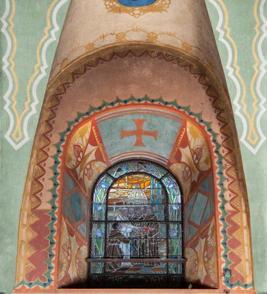 Zdjęcie nr 21: Prezbiterium: 
Sklepienie kolebkowe z lunetami; trójprzęsłowe. Pola malowane  są na kolor biały z centralnie umieszczonymi kolistymi medalionami. W przęśle pierwszym od ołtarza znajduje się motyw krzyża greckiego na tle promienistej glorii; w drugim gołębica Ducha Świętego na tle analogicznej glorii zamknięta w polu przypominającym sześciolistny kwiat o błękitno-złotych płatkach; w trzecim znak Trójcy Świętej w formie trzech przecinających się okręgów z napisem „TRI/NI/TAS”, otoczonych promieniami i płomienistymi półokręgami. Pozostałe partie pól sklepienia wypełnione są złoconymi językami ognia. Wokół pól sklepienia biegnie ornament geometryczny w kolorze turkusowym z elementami ugru i ultramaryny. Lunety malowane są na kolor jasnoniebieski. W każdej z nich znajdują się medaliony o kształcie zbliżonym do czwórliścia, wewnątrz których, od wschodu jest: słońce, planeta, gwiazda, księżyc, monogram Chrystusa, napis „CA/RI/TAS”.  Ściany boczne w około połowie wysokości podzielone na dwa poziomy. Dolny wypełniony jest geometryczną dekoracją w formie fryzu ze złoconych rombów, naprzemiennie większych i mniejszych. Wewnątrz figur równoramienne krzyże oraz motyw uproszczonych liści. Fryz ujęty od góry i dołu abstrakcyjną dekoracją o charakterze geometrycznym. Tła malowane są na kolor ciemnoczerwony oraz zielony. Poziom górny malowany jest na bladoróżowo. Na wysokości parapetów okiennych fryz ze stylizowanych motywów kwiatowych w kolorze żółtym, zielonym i brązowym. W ościeżach dekoracja ramowa w kolorze turkusowym i bladożółtym wzbogacona o malowane ciemniejszą farbą motywy geometryczne. Okna ściany południowej zastąpione blendami; w nich motyw karpiej łuski wypełnionej palmetą.

Łuk arkady tęczowej:
Na licu arkady tęczowej znajduje się figuralne przedstawienie stygmatyzacji św. Franciszka. Z lewej strony św. Franciszek, zwrócony w lewą stronę, z rozłożonymi szeroko rękami i prawą nogą cofniętą do tyłu. Ubrany w brązowy habit franciszkański. Z prawej strony Chrystus, ukazany naturalnej wielkości, jako cherubin o dużych, czerwonych skrzydłach. Z jego ran wychodzą promienie tworzące stygmaty na ciele świętego. Scena rozgrywa się na kamienistej drodze, na tle płomieni. Kompozycja ujęta otokiem z białych chmur. Na podłuczu arkady symetryczna dekoracja geometryczna w formie motywu „jodełki” przedzielonego wstęgą. W osi ośmioboczne pole ze znakiem krzyża greckiego z napisem „Cristus/Jesus”. Kolorystyka utrzymana w ciemnej zieleni, ceglastej czerwieni oraz w kolorze złotym.

Nawa główna:
Sklepienie kolebkowe z lunetami, czteroprzęsłowe. Pola malowane kolorem jasnoniebieskim. Cała długość nawy połączona dekoracyjnym pasem w kolorach turkusowym, szafirowym oraz żółtym. W każdym z przęseł pośrodku czteorolistne  pole otoczone glorią promienistą zawierające znaki, od wschodu: Alfa i Omega, monogram maryjny, kielich z hostią, IHS. Lunety malowane na jasnożółto, pośrodku każdej owoidalne pole w kolorze szafirowym: od wschodu i zachodu po dwóch stronach korona i napis „VITA / AETERNA”, od południa waga i napis „IUSTI/TIA”, dalej miecz i napis „FORTI\TUDO”, od północy beczka i napis „TEM/PE/RANTIA, wąż i napis „PRUDENTIA”. Obramienia lunet z motywem abstrakcyjnym. Pasy gurtów z ludowymi motywami kwiatowymi i kłosami zboża na żółtym tle. Ściany boczne w partii cokołu malowane są na kolor różowy, powyżej aż do linii parapetów okiennych: miodowo-żółty. Na obramieniach arkadowych nisz jest stylizowana dekoracja roślinna, w podłuczach i ościeżach arkad dekoracja analogiczna do tej z podłucza arkady tęczy. Na ścianach pomiędzy niszami godła franciszkańskie zamknięte w okrągłych medalionach. Na linii parapetów geometryczny fryz z przecinających się arkadek uzupełnionych o motywy roślinne. W rozglifieniach okiennych naprzemiennie motywy geometryczne i roślinne w kolorach błękitnym, pomarańczoym i dwóch odcieniach żółci. Arkada chóru muzycznego o podziale ramowym w kolorach jasnozielonym, pomarańczowym i żółtym.