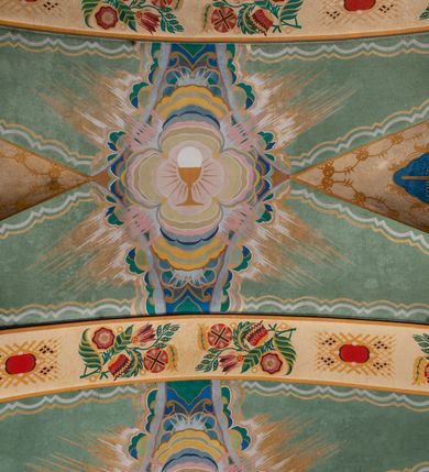 Zdjęcie nr 23: Prezbiterium: 
Sklepienie kolebkowe z lunetami; trójprzęsłowe. Pola malowane  są na kolor biały z centralnie umieszczonymi kolistymi medalionami. W przęśle pierwszym od ołtarza znajduje się motyw krzyża greckiego na tle promienistej glorii; w drugim gołębica Ducha Świętego na tle analogicznej glorii zamknięta w polu przypominającym sześciolistny kwiat o błękitno-złotych płatkach; w trzecim znak Trójcy Świętej w formie trzech przecinających się okręgów z napisem „TRI/NI/TAS”, otoczonych promieniami i płomienistymi półokręgami. Pozostałe partie pól sklepienia wypełnione są złoconymi językami ognia. Wokół pól sklepienia biegnie ornament geometryczny w kolorze turkusowym z elementami ugru i ultramaryny. Lunety malowane są na kolor jasnoniebieski. W każdej z nich znajdują się medaliony o kształcie zbliżonym do czwórliścia, wewnątrz których, od wschodu jest: słońce, planeta, gwiazda, księżyc, monogram Chrystusa, napis „CA/RI/TAS”.  Ściany boczne w około połowie wysokości podzielone na dwa poziomy. Dolny wypełniony jest geometryczną dekoracją w formie fryzu ze złoconych rombów, naprzemiennie większych i mniejszych. Wewnątrz figur równoramienne krzyże oraz motyw uproszczonych liści. Fryz ujęty od góry i dołu abstrakcyjną dekoracją o charakterze geometrycznym. Tła malowane są na kolor ciemnoczerwony oraz zielony. Poziom górny malowany jest na bladoróżowo. Na wysokości parapetów okiennych fryz ze stylizowanych motywów kwiatowych w kolorze żółtym, zielonym i brązowym. W ościeżach dekoracja ramowa w kolorze turkusowym i bladożółtym wzbogacona o malowane ciemniejszą farbą motywy geometryczne. Okna ściany południowej zastąpione blendami; w nich motyw karpiej łuski wypełnionej palmetą.

Łuk arkady tęczowej:
Na licu arkady tęczowej znajduje się figuralne przedstawienie stygmatyzacji św. Franciszka. Z lewej strony św. Franciszek, zwrócony w lewą stronę, z rozłożonymi szeroko rękami i prawą nogą cofniętą do tyłu. Ubrany w brązowy habit franciszkański. Z prawej strony Chrystus, ukazany naturalnej wielkości, jako cherubin o dużych, czerwonych skrzydłach. Z jego ran wychodzą promienie tworzące stygmaty na ciele świętego. Scena rozgrywa się na kamienistej drodze, na tle płomieni. Kompozycja ujęta otokiem z białych chmur. Na podłuczu arkady symetryczna dekoracja geometryczna w formie motywu „jodełki” przedzielonego wstęgą. W osi ośmioboczne pole ze znakiem krzyża greckiego z napisem „Cristus/Jesus”. Kolorystyka utrzymana w ciemnej zieleni, ceglastej czerwieni oraz w kolorze złotym.

Nawa główna:
Sklepienie kolebkowe z lunetami, czteroprzęsłowe. Pola malowane kolorem jasnoniebieskim. Cała długość nawy połączona dekoracyjnym pasem w kolorach turkusowym, szafirowym oraz żółtym. W każdym z przęseł pośrodku czteorolistne  pole otoczone glorią promienistą zawierające znaki, od wschodu: Alfa i Omega, monogram maryjny, kielich z hostią, IHS. Lunety malowane na jasnożółto, pośrodku każdej owoidalne pole w kolorze szafirowym: od wschodu i zachodu po dwóch stronach korona i napis „VITA / AETERNA”, od południa waga i napis „IUSTI/TIA”, dalej miecz i napis „FORTI\TUDO”, od północy beczka i napis „TEM/PE/RANTIA, wąż i napis „PRUDENTIA”. Obramienia lunet z motywem abstrakcyjnym. Pasy gurtów z ludowymi motywami kwiatowymi i kłosami zboża na żółtym tle. Ściany boczne w partii cokołu malowane są na kolor różowy, powyżej aż do linii parapetów okiennych: miodowo-żółty. Na obramieniach arkadowych nisz jest stylizowana dekoracja roślinna, w podłuczach i ościeżach arkad dekoracja analogiczna do tej z podłucza arkady tęczy. Na ścianach pomiędzy niszami godła franciszkańskie zamknięte w okrągłych medalionach. Na linii parapetów geometryczny fryz z przecinających się arkadek uzupełnionych o motywy roślinne. W rozglifieniach okiennych naprzemiennie motywy geometryczne i roślinne w kolorach błękitnym, pomarańczoym i dwóch odcieniach żółci. Arkada chóru muzycznego o podziale ramowym w kolorach jasnozielonym, pomarańczowym i żółtym.