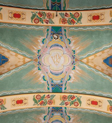 Zdjęcie nr 22: Prezbiterium: 
Sklepienie kolebkowe z lunetami; trójprzęsłowe. Pola malowane  są na kolor biały z centralnie umieszczonymi kolistymi medalionami. W przęśle pierwszym od ołtarza znajduje się motyw krzyża greckiego na tle promienistej glorii; w drugim gołębica Ducha Świętego na tle analogicznej glorii zamknięta w polu przypominającym sześciolistny kwiat o błękitno-złotych płatkach; w trzecim znak Trójcy Świętej w formie trzech przecinających się okręgów z napisem „TRI/NI/TAS”, otoczonych promieniami i płomienistymi półokręgami. Pozostałe partie pól sklepienia wypełnione są złoconymi językami ognia. Wokół pól sklepienia biegnie ornament geometryczny w kolorze turkusowym z elementami ugru i ultramaryny. Lunety malowane są na kolor jasnoniebieski. W każdej z nich znajdują się medaliony o kształcie zbliżonym do czwórliścia, wewnątrz których, od wschodu jest: słońce, planeta, gwiazda, księżyc, monogram Chrystusa, napis „CA/RI/TAS”.  Ściany boczne w około połowie wysokości podzielone na dwa poziomy. Dolny wypełniony jest geometryczną dekoracją w formie fryzu ze złoconych rombów, naprzemiennie większych i mniejszych. Wewnątrz figur równoramienne krzyże oraz motyw uproszczonych liści. Fryz ujęty od góry i dołu abstrakcyjną dekoracją o charakterze geometrycznym. Tła malowane są na kolor ciemnoczerwony oraz zielony. Poziom górny malowany jest na bladoróżowo. Na wysokości parapetów okiennych fryz ze stylizowanych motywów kwiatowych w kolorze żółtym, zielonym i brązowym. W ościeżach dekoracja ramowa w kolorze turkusowym i bladożółtym wzbogacona o malowane ciemniejszą farbą motywy geometryczne. Okna ściany południowej zastąpione blendami; w nich motyw karpiej łuski wypełnionej palmetą.

Łuk arkady tęczowej:
Na licu arkady tęczowej znajduje się figuralne przedstawienie stygmatyzacji św. Franciszka. Z lewej strony św. Franciszek, zwrócony w lewą stronę, z rozłożonymi szeroko rękami i prawą nogą cofniętą do tyłu. Ubrany w brązowy habit franciszkański. Z prawej strony Chrystus, ukazany naturalnej wielkości, jako cherubin o dużych, czerwonych skrzydłach. Z jego ran wychodzą promienie tworzące stygmaty na ciele świętego. Scena rozgrywa się na kamienistej drodze, na tle płomieni. Kompozycja ujęta otokiem z białych chmur. Na podłuczu arkady symetryczna dekoracja geometryczna w formie motywu „jodełki” przedzielonego wstęgą. W osi ośmioboczne pole ze znakiem krzyża greckiego z napisem „Cristus/Jesus”. Kolorystyka utrzymana w ciemnej zieleni, ceglastej czerwieni oraz w kolorze złotym.

Nawa główna:
Sklepienie kolebkowe z lunetami, czteroprzęsłowe. Pola malowane kolorem jasnoniebieskim. Cała długość nawy połączona dekoracyjnym pasem w kolorach turkusowym, szafirowym oraz żółtym. W każdym z przęseł pośrodku czteorolistne  pole otoczone glorią promienistą zawierające znaki, od wschodu: Alfa i Omega, monogram maryjny, kielich z hostią, IHS. Lunety malowane na jasnożółto, pośrodku każdej owoidalne pole w kolorze szafirowym: od wschodu i zachodu po dwóch stronach korona i napis „VITA / AETERNA”, od południa waga i napis „IUSTI/TIA”, dalej miecz i napis „FORTI\TUDO”, od północy beczka i napis „TEM/PE/RANTIA, wąż i napis „PRUDENTIA”. Obramienia lunet z motywem abstrakcyjnym. Pasy gurtów z ludowymi motywami kwiatowymi i kłosami zboża na żółtym tle. Ściany boczne w partii cokołu malowane są na kolor różowy, powyżej aż do linii parapetów okiennych: miodowo-żółty. Na obramieniach arkadowych nisz jest stylizowana dekoracja roślinna, w podłuczach i ościeżach arkad dekoracja analogiczna do tej z podłucza arkady tęczy. Na ścianach pomiędzy niszami godła franciszkańskie zamknięte w okrągłych medalionach. Na linii parapetów geometryczny fryz z przecinających się arkadek uzupełnionych o motywy roślinne. W rozglifieniach okiennych naprzemiennie motywy geometryczne i roślinne w kolorach błękitnym, pomarańczoym i dwóch odcieniach żółci. Arkada chóru muzycznego o podziale ramowym w kolorach jasnozielonym, pomarańczowym i żółtym.