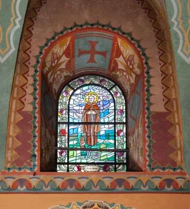 Zdjęcie nr 24: Prezbiterium: 
Sklepienie kolebkowe z lunetami; trójprzęsłowe. Pola malowane  są na kolor biały z centralnie umieszczonymi kolistymi medalionami. W przęśle pierwszym od ołtarza znajduje się motyw krzyża greckiego na tle promienistej glorii; w drugim gołębica Ducha Świętego na tle analogicznej glorii zamknięta w polu przypominającym sześciolistny kwiat o błękitno-złotych płatkach; w trzecim znak Trójcy Świętej w formie trzech przecinających się okręgów z napisem „TRI/NI/TAS”, otoczonych promieniami i płomienistymi półokręgami. Pozostałe partie pól sklepienia wypełnione są złoconymi językami ognia. Wokół pól sklepienia biegnie ornament geometryczny w kolorze turkusowym z elementami ugru i ultramaryny. Lunety malowane są na kolor jasnoniebieski. W każdej z nich znajdują się medaliony o kształcie zbliżonym do czwórliścia, wewnątrz których, od wschodu jest: słońce, planeta, gwiazda, księżyc, monogram Chrystusa, napis „CA/RI/TAS”.  Ściany boczne w około połowie wysokości podzielone na dwa poziomy. Dolny wypełniony jest geometryczną dekoracją w formie fryzu ze złoconych rombów, naprzemiennie większych i mniejszych. Wewnątrz figur równoramienne krzyże oraz motyw uproszczonych liści. Fryz ujęty od góry i dołu abstrakcyjną dekoracją o charakterze geometrycznym. Tła malowane są na kolor ciemnoczerwony oraz zielony. Poziom górny malowany jest na bladoróżowo. Na wysokości parapetów okiennych fryz ze stylizowanych motywów kwiatowych w kolorze żółtym, zielonym i brązowym. W ościeżach dekoracja ramowa w kolorze turkusowym i bladożółtym wzbogacona o malowane ciemniejszą farbą motywy geometryczne. Okna ściany południowej zastąpione blendami; w nich motyw karpiej łuski wypełnionej palmetą.

Łuk arkady tęczowej:
Na licu arkady tęczowej znajduje się figuralne przedstawienie stygmatyzacji św. Franciszka. Z lewej strony św. Franciszek, zwrócony w lewą stronę, z rozłożonymi szeroko rękami i prawą nogą cofniętą do tyłu. Ubrany w brązowy habit franciszkański. Z prawej strony Chrystus, ukazany naturalnej wielkości, jako cherubin o dużych, czerwonych skrzydłach. Z jego ran wychodzą promienie tworzące stygmaty na ciele świętego. Scena rozgrywa się na kamienistej drodze, na tle płomieni. Kompozycja ujęta otokiem z białych chmur. Na podłuczu arkady symetryczna dekoracja geometryczna w formie motywu „jodełki” przedzielonego wstęgą. W osi ośmioboczne pole ze znakiem krzyża greckiego z napisem „Cristus/Jesus”. Kolorystyka utrzymana w ciemnej zieleni, ceglastej czerwieni oraz w kolorze złotym.

Nawa główna:
Sklepienie kolebkowe z lunetami, czteroprzęsłowe. Pola malowane kolorem jasnoniebieskim. Cała długość nawy połączona dekoracyjnym pasem w kolorach turkusowym, szafirowym oraz żółtym. W każdym z przęseł pośrodku czteorolistne  pole otoczone glorią promienistą zawierające znaki, od wschodu: Alfa i Omega, monogram maryjny, kielich z hostią, IHS. Lunety malowane na jasnożółto, pośrodku każdej owoidalne pole w kolorze szafirowym: od wschodu i zachodu po dwóch stronach korona i napis „VITA / AETERNA”, od południa waga i napis „IUSTI/TIA”, dalej miecz i napis „FORTI\TUDO”, od północy beczka i napis „TEM/PE/RANTIA, wąż i napis „PRUDENTIA”. Obramienia lunet z motywem abstrakcyjnym. Pasy gurtów z ludowymi motywami kwiatowymi i kłosami zboża na żółtym tle. Ściany boczne w partii cokołu malowane są na kolor różowy, powyżej aż do linii parapetów okiennych: miodowo-żółty. Na obramieniach arkadowych nisz jest stylizowana dekoracja roślinna, w podłuczach i ościeżach arkad dekoracja analogiczna do tej z podłucza arkady tęczy. Na ścianach pomiędzy niszami godła franciszkańskie zamknięte w okrągłych medalionach. Na linii parapetów geometryczny fryz z przecinających się arkadek uzupełnionych o motywy roślinne. W rozglifieniach okiennych naprzemiennie motywy geometryczne i roślinne w kolorach błękitnym, pomarańczoym i dwóch odcieniach żółci. Arkada chóru muzycznego o podziale ramowym w kolorach jasnozielonym, pomarańczowym i żółtym.