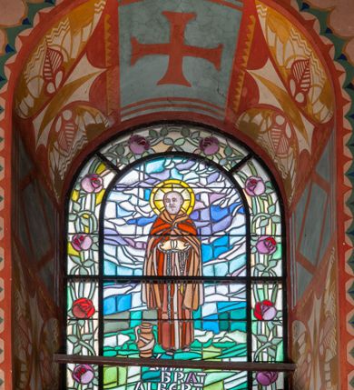 Zdjęcie nr 26: Prezbiterium: 
Sklepienie kolebkowe z lunetami; trójprzęsłowe. Pola malowane  są na kolor biały z centralnie umieszczonymi kolistymi medalionami. W przęśle pierwszym od ołtarza znajduje się motyw krzyża greckiego na tle promienistej glorii; w drugim gołębica Ducha Świętego na tle analogicznej glorii zamknięta w polu przypominającym sześciolistny kwiat o błękitno-złotych płatkach; w trzecim znak Trójcy Świętej w formie trzech przecinających się okręgów z napisem „TRI/NI/TAS”, otoczonych promieniami i płomienistymi półokręgami. Pozostałe partie pól sklepienia wypełnione są złoconymi językami ognia. Wokół pól sklepienia biegnie ornament geometryczny w kolorze turkusowym z elementami ugru i ultramaryny. Lunety malowane są na kolor jasnoniebieski. W każdej z nich znajdują się medaliony o kształcie zbliżonym do czwórliścia, wewnątrz których, od wschodu jest: słońce, planeta, gwiazda, księżyc, monogram Chrystusa, napis „CA/RI/TAS”.  Ściany boczne w około połowie wysokości podzielone na dwa poziomy. Dolny wypełniony jest geometryczną dekoracją w formie fryzu ze złoconych rombów, naprzemiennie większych i mniejszych. Wewnątrz figur równoramienne krzyże oraz motyw uproszczonych liści. Fryz ujęty od góry i dołu abstrakcyjną dekoracją o charakterze geometrycznym. Tła malowane są na kolor ciemnoczerwony oraz zielony. Poziom górny malowany jest na bladoróżowo. Na wysokości parapetów okiennych fryz ze stylizowanych motywów kwiatowych w kolorze żółtym, zielonym i brązowym. W ościeżach dekoracja ramowa w kolorze turkusowym i bladożółtym wzbogacona o malowane ciemniejszą farbą motywy geometryczne. Okna ściany południowej zastąpione blendami; w nich motyw karpiej łuski wypełnionej palmetą.

Łuk arkady tęczowej:
Na licu arkady tęczowej znajduje się figuralne przedstawienie stygmatyzacji św. Franciszka. Z lewej strony św. Franciszek, zwrócony w lewą stronę, z rozłożonymi szeroko rękami i prawą nogą cofniętą do tyłu. Ubrany w brązowy habit franciszkański. Z prawej strony Chrystus, ukazany naturalnej wielkości, jako cherubin o dużych, czerwonych skrzydłach. Z jego ran wychodzą promienie tworzące stygmaty na ciele świętego. Scena rozgrywa się na kamienistej drodze, na tle płomieni. Kompozycja ujęta otokiem z białych chmur. Na podłuczu arkady symetryczna dekoracja geometryczna w formie motywu „jodełki” przedzielonego wstęgą. W osi ośmioboczne pole ze znakiem krzyża greckiego z napisem „Cristus/Jesus”. Kolorystyka utrzymana w ciemnej zieleni, ceglastej czerwieni oraz w kolorze złotym.

Nawa główna:
Sklepienie kolebkowe z lunetami, czteroprzęsłowe. Pola malowane kolorem jasnoniebieskim. Cała długość nawy połączona dekoracyjnym pasem w kolorach turkusowym, szafirowym oraz żółtym. W każdym z przęseł pośrodku czteorolistne  pole otoczone glorią promienistą zawierające znaki, od wschodu: Alfa i Omega, monogram maryjny, kielich z hostią, IHS. Lunety malowane na jasnożółto, pośrodku każdej owoidalne pole w kolorze szafirowym: od wschodu i zachodu po dwóch stronach korona i napis „VITA / AETERNA”, od południa waga i napis „IUSTI/TIA”, dalej miecz i napis „FORTI\TUDO”, od północy beczka i napis „TEM/PE/RANTIA, wąż i napis „PRUDENTIA”. Obramienia lunet z motywem abstrakcyjnym. Pasy gurtów z ludowymi motywami kwiatowymi i kłosami zboża na żółtym tle. Ściany boczne w partii cokołu malowane są na kolor różowy, powyżej aż do linii parapetów okiennych: miodowo-żółty. Na obramieniach arkadowych nisz jest stylizowana dekoracja roślinna, w podłuczach i ościeżach arkad dekoracja analogiczna do tej z podłucza arkady tęczy. Na ścianach pomiędzy niszami godła franciszkańskie zamknięte w okrągłych medalionach. Na linii parapetów geometryczny fryz z przecinających się arkadek uzupełnionych o motywy roślinne. W rozglifieniach okiennych naprzemiennie motywy geometryczne i roślinne w kolorach błękitnym, pomarańczoym i dwóch odcieniach żółci. Arkada chóru muzycznego o podziale ramowym w kolorach jasnozielonym, pomarańczowym i żółtym.