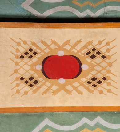 Zdjęcie nr 28: Prezbiterium: 
Sklepienie kolebkowe z lunetami; trójprzęsłowe. Pola malowane  są na kolor biały z centralnie umieszczonymi kolistymi medalionami. W przęśle pierwszym od ołtarza znajduje się motyw krzyża greckiego na tle promienistej glorii; w drugim gołębica Ducha Świętego na tle analogicznej glorii zamknięta w polu przypominającym sześciolistny kwiat o błękitno-złotych płatkach; w trzecim znak Trójcy Świętej w formie trzech przecinających się okręgów z napisem „TRI/NI/TAS”, otoczonych promieniami i płomienistymi półokręgami. Pozostałe partie pól sklepienia wypełnione są złoconymi językami ognia. Wokół pól sklepienia biegnie ornament geometryczny w kolorze turkusowym z elementami ugru i ultramaryny. Lunety malowane są na kolor jasnoniebieski. W każdej z nich znajdują się medaliony o kształcie zbliżonym do czwórliścia, wewnątrz których, od wschodu jest: słońce, planeta, gwiazda, księżyc, monogram Chrystusa, napis „CA/RI/TAS”.  Ściany boczne w około połowie wysokości podzielone na dwa poziomy. Dolny wypełniony jest geometryczną dekoracją w formie fryzu ze złoconych rombów, naprzemiennie większych i mniejszych. Wewnątrz figur równoramienne krzyże oraz motyw uproszczonych liści. Fryz ujęty od góry i dołu abstrakcyjną dekoracją o charakterze geometrycznym. Tła malowane są na kolor ciemnoczerwony oraz zielony. Poziom górny malowany jest na bladoróżowo. Na wysokości parapetów okiennych fryz ze stylizowanych motywów kwiatowych w kolorze żółtym, zielonym i brązowym. W ościeżach dekoracja ramowa w kolorze turkusowym i bladożółtym wzbogacona o malowane ciemniejszą farbą motywy geometryczne. Okna ściany południowej zastąpione blendami; w nich motyw karpiej łuski wypełnionej palmetą.

Łuk arkady tęczowej:
Na licu arkady tęczowej znajduje się figuralne przedstawienie stygmatyzacji św. Franciszka. Z lewej strony św. Franciszek, zwrócony w lewą stronę, z rozłożonymi szeroko rękami i prawą nogą cofniętą do tyłu. Ubrany w brązowy habit franciszkański. Z prawej strony Chrystus, ukazany naturalnej wielkości, jako cherubin o dużych, czerwonych skrzydłach. Z jego ran wychodzą promienie tworzące stygmaty na ciele świętego. Scena rozgrywa się na kamienistej drodze, na tle płomieni. Kompozycja ujęta otokiem z białych chmur. Na podłuczu arkady symetryczna dekoracja geometryczna w formie motywu „jodełki” przedzielonego wstęgą. W osi ośmioboczne pole ze znakiem krzyża greckiego z napisem „Cristus/Jesus”. Kolorystyka utrzymana w ciemnej zieleni, ceglastej czerwieni oraz w kolorze złotym.

Nawa główna:
Sklepienie kolebkowe z lunetami, czteroprzęsłowe. Pola malowane kolorem jasnoniebieskim. Cała długość nawy połączona dekoracyjnym pasem w kolorach turkusowym, szafirowym oraz żółtym. W każdym z przęseł pośrodku czteorolistne  pole otoczone glorią promienistą zawierające znaki, od wschodu: Alfa i Omega, monogram maryjny, kielich z hostią, IHS. Lunety malowane na jasnożółto, pośrodku każdej owoidalne pole w kolorze szafirowym: od wschodu i zachodu po dwóch stronach korona i napis „VITA / AETERNA”, od południa waga i napis „IUSTI/TIA”, dalej miecz i napis „FORTI\TUDO”, od północy beczka i napis „TEM/PE/RANTIA, wąż i napis „PRUDENTIA”. Obramienia lunet z motywem abstrakcyjnym. Pasy gurtów z ludowymi motywami kwiatowymi i kłosami zboża na żółtym tle. Ściany boczne w partii cokołu malowane są na kolor różowy, powyżej aż do linii parapetów okiennych: miodowo-żółty. Na obramieniach arkadowych nisz jest stylizowana dekoracja roślinna, w podłuczach i ościeżach arkad dekoracja analogiczna do tej z podłucza arkady tęczy. Na ścianach pomiędzy niszami godła franciszkańskie zamknięte w okrągłych medalionach. Na linii parapetów geometryczny fryz z przecinających się arkadek uzupełnionych o motywy roślinne. W rozglifieniach okiennych naprzemiennie motywy geometryczne i roślinne w kolorach błękitnym, pomarańczoym i dwóch odcieniach żółci. Arkada chóru muzycznego o podziale ramowym w kolorach jasnozielonym, pomarańczowym i żółtym.