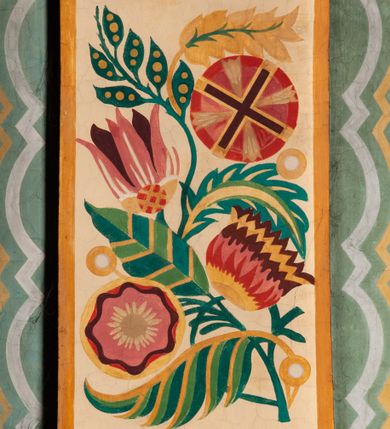 Zdjęcie nr 27: Prezbiterium: 
Sklepienie kolebkowe z lunetami; trójprzęsłowe. Pola malowane  są na kolor biały z centralnie umieszczonymi kolistymi medalionami. W przęśle pierwszym od ołtarza znajduje się motyw krzyża greckiego na tle promienistej glorii; w drugim gołębica Ducha Świętego na tle analogicznej glorii zamknięta w polu przypominającym sześciolistny kwiat o błękitno-złotych płatkach; w trzecim znak Trójcy Świętej w formie trzech przecinających się okręgów z napisem „TRI/NI/TAS”, otoczonych promieniami i płomienistymi półokręgami. Pozostałe partie pól sklepienia wypełnione są złoconymi językami ognia. Wokół pól sklepienia biegnie ornament geometryczny w kolorze turkusowym z elementami ugru i ultramaryny. Lunety malowane są na kolor jasnoniebieski. W każdej z nich znajdują się medaliony o kształcie zbliżonym do czwórliścia, wewnątrz których, od wschodu jest: słońce, planeta, gwiazda, księżyc, monogram Chrystusa, napis „CA/RI/TAS”.  Ściany boczne w około połowie wysokości podzielone na dwa poziomy. Dolny wypełniony jest geometryczną dekoracją w formie fryzu ze złoconych rombów, naprzemiennie większych i mniejszych. Wewnątrz figur równoramienne krzyże oraz motyw uproszczonych liści. Fryz ujęty od góry i dołu abstrakcyjną dekoracją o charakterze geometrycznym. Tła malowane są na kolor ciemnoczerwony oraz zielony. Poziom górny malowany jest na bladoróżowo. Na wysokości parapetów okiennych fryz ze stylizowanych motywów kwiatowych w kolorze żółtym, zielonym i brązowym. W ościeżach dekoracja ramowa w kolorze turkusowym i bladożółtym wzbogacona o malowane ciemniejszą farbą motywy geometryczne. Okna ściany południowej zastąpione blendami; w nich motyw karpiej łuski wypełnionej palmetą.

Łuk arkady tęczowej:
Na licu arkady tęczowej znajduje się figuralne przedstawienie stygmatyzacji św. Franciszka. Z lewej strony św. Franciszek, zwrócony w lewą stronę, z rozłożonymi szeroko rękami i prawą nogą cofniętą do tyłu. Ubrany w brązowy habit franciszkański. Z prawej strony Chrystus, ukazany naturalnej wielkości, jako cherubin o dużych, czerwonych skrzydłach. Z jego ran wychodzą promienie tworzące stygmaty na ciele świętego. Scena rozgrywa się na kamienistej drodze, na tle płomieni. Kompozycja ujęta otokiem z białych chmur. Na podłuczu arkady symetryczna dekoracja geometryczna w formie motywu „jodełki” przedzielonego wstęgą. W osi ośmioboczne pole ze znakiem krzyża greckiego z napisem „Cristus/Jesus”. Kolorystyka utrzymana w ciemnej zieleni, ceglastej czerwieni oraz w kolorze złotym.

Nawa główna:
Sklepienie kolebkowe z lunetami, czteroprzęsłowe. Pola malowane kolorem jasnoniebieskim. Cała długość nawy połączona dekoracyjnym pasem w kolorach turkusowym, szafirowym oraz żółtym. W każdym z przęseł pośrodku czteorolistne  pole otoczone glorią promienistą zawierające znaki, od wschodu: Alfa i Omega, monogram maryjny, kielich z hostią, IHS. Lunety malowane na jasnożółto, pośrodku każdej owoidalne pole w kolorze szafirowym: od wschodu i zachodu po dwóch stronach korona i napis „VITA / AETERNA”, od południa waga i napis „IUSTI/TIA”, dalej miecz i napis „FORTI\TUDO”, od północy beczka i napis „TEM/PE/RANTIA, wąż i napis „PRUDENTIA”. Obramienia lunet z motywem abstrakcyjnym. Pasy gurtów z ludowymi motywami kwiatowymi i kłosami zboża na żółtym tle. Ściany boczne w partii cokołu malowane są na kolor różowy, powyżej aż do linii parapetów okiennych: miodowo-żółty. Na obramieniach arkadowych nisz jest stylizowana dekoracja roślinna, w podłuczach i ościeżach arkad dekoracja analogiczna do tej z podłucza arkady tęczy. Na ścianach pomiędzy niszami godła franciszkańskie zamknięte w okrągłych medalionach. Na linii parapetów geometryczny fryz z przecinających się arkadek uzupełnionych o motywy roślinne. W rozglifieniach okiennych naprzemiennie motywy geometryczne i roślinne w kolorach błękitnym, pomarańczoym i dwóch odcieniach żółci. Arkada chóru muzycznego o podziale ramowym w kolorach jasnozielonym, pomarańczowym i żółtym.