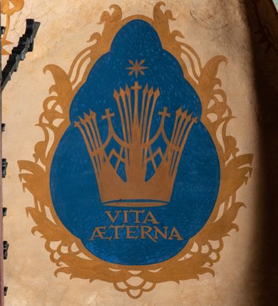 Zdjęcie nr 25: Prezbiterium: 
Sklepienie kolebkowe z lunetami; trójprzęsłowe. Pola malowane  są na kolor biały z centralnie umieszczonymi kolistymi medalionami. W przęśle pierwszym od ołtarza znajduje się motyw krzyża greckiego na tle promienistej glorii; w drugim gołębica Ducha Świętego na tle analogicznej glorii zamknięta w polu przypominającym sześciolistny kwiat o błękitno-złotych płatkach; w trzecim znak Trójcy Świętej w formie trzech przecinających się okręgów z napisem „TRI/NI/TAS”, otoczonych promieniami i płomienistymi półokręgami. Pozostałe partie pól sklepienia wypełnione są złoconymi językami ognia. Wokół pól sklepienia biegnie ornament geometryczny w kolorze turkusowym z elementami ugru i ultramaryny. Lunety malowane są na kolor jasnoniebieski. W każdej z nich znajdują się medaliony o kształcie zbliżonym do czwórliścia, wewnątrz których, od wschodu jest: słońce, planeta, gwiazda, księżyc, monogram Chrystusa, napis „CA/RI/TAS”.  Ściany boczne w około połowie wysokości podzielone na dwa poziomy. Dolny wypełniony jest geometryczną dekoracją w formie fryzu ze złoconych rombów, naprzemiennie większych i mniejszych. Wewnątrz figur równoramienne krzyże oraz motyw uproszczonych liści. Fryz ujęty od góry i dołu abstrakcyjną dekoracją o charakterze geometrycznym. Tła malowane są na kolor ciemnoczerwony oraz zielony. Poziom górny malowany jest na bladoróżowo. Na wysokości parapetów okiennych fryz ze stylizowanych motywów kwiatowych w kolorze żółtym, zielonym i brązowym. W ościeżach dekoracja ramowa w kolorze turkusowym i bladożółtym wzbogacona o malowane ciemniejszą farbą motywy geometryczne. Okna ściany południowej zastąpione blendami; w nich motyw karpiej łuski wypełnionej palmetą.

Łuk arkady tęczowej:
Na licu arkady tęczowej znajduje się figuralne przedstawienie stygmatyzacji św. Franciszka. Z lewej strony św. Franciszek, zwrócony w lewą stronę, z rozłożonymi szeroko rękami i prawą nogą cofniętą do tyłu. Ubrany w brązowy habit franciszkański. Z prawej strony Chrystus, ukazany naturalnej wielkości, jako cherubin o dużych, czerwonych skrzydłach. Z jego ran wychodzą promienie tworzące stygmaty na ciele świętego. Scena rozgrywa się na kamienistej drodze, na tle płomieni. Kompozycja ujęta otokiem z białych chmur. Na podłuczu arkady symetryczna dekoracja geometryczna w formie motywu „jodełki” przedzielonego wstęgą. W osi ośmioboczne pole ze znakiem krzyża greckiego z napisem „Cristus/Jesus”. Kolorystyka utrzymana w ciemnej zieleni, ceglastej czerwieni oraz w kolorze złotym.

Nawa główna:
Sklepienie kolebkowe z lunetami, czteroprzęsłowe. Pola malowane kolorem jasnoniebieskim. Cała długość nawy połączona dekoracyjnym pasem w kolorach turkusowym, szafirowym oraz żółtym. W każdym z przęseł pośrodku czteorolistne  pole otoczone glorią promienistą zawierające znaki, od wschodu: Alfa i Omega, monogram maryjny, kielich z hostią, IHS. Lunety malowane na jasnożółto, pośrodku każdej owoidalne pole w kolorze szafirowym: od wschodu i zachodu po dwóch stronach korona i napis „VITA / AETERNA”, od południa waga i napis „IUSTI/TIA”, dalej miecz i napis „FORTI\TUDO”, od północy beczka i napis „TEM/PE/RANTIA, wąż i napis „PRUDENTIA”. Obramienia lunet z motywem abstrakcyjnym. Pasy gurtów z ludowymi motywami kwiatowymi i kłosami zboża na żółtym tle. Ściany boczne w partii cokołu malowane są na kolor różowy, powyżej aż do linii parapetów okiennych: miodowo-żółty. Na obramieniach arkadowych nisz jest stylizowana dekoracja roślinna, w podłuczach i ościeżach arkad dekoracja analogiczna do tej z podłucza arkady tęczy. Na ścianach pomiędzy niszami godła franciszkańskie zamknięte w okrągłych medalionach. Na linii parapetów geometryczny fryz z przecinających się arkadek uzupełnionych o motywy roślinne. W rozglifieniach okiennych naprzemiennie motywy geometryczne i roślinne w kolorach błękitnym, pomarańczoym i dwóch odcieniach żółci. Arkada chóru muzycznego o podziale ramowym w kolorach jasnozielonym, pomarańczowym i żółtym.