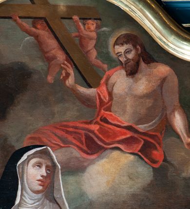 Zdjęcie nr 12: Ołtarz przyścienny, architektoniczny, jednokondygnacyjny, jednoosiowy, ze zwieńczeniem.  Mensa w formie prostopadłościanu. Antepedium proste z płaskorzeźbionym przedstawieniem Baranka Bożego w polu. Retabulum umieszczone na zdwojonym cokole, flankowane kolumnami, ustawionymi na tle zwielokrotnionych pilastrów podtrzymujących wyłamane belkowanie; na osi kolumn przerwany wolutowy przyczółek. W polu głównym nastawy płytka wnęka, ujęte złoconą i profilowaną ramą w kształcie stojącego prostokąta zamkniętego łukiem wklęsło-wypukłym z uskokami. Pośrodku obraz „Św. Kinga”. W górnej części ramy złocony kartusz. Zwieńczenie o delikatnie wklęsłych bokach ujętych spływami wolutowymi, zamknięte łukiem nadwieszonym. Nad nim złocona muszla palmetowa między dwoma spływami wolutowymi. W polu zwieńczenia obraz „Św. Walenty” w ramie o fantazyjnym wykroju. Retabulum flankowane po bokach ażurowymi uszami utworzonymi z liści akantu i przeplatającej je karbowanej wstęgi. Podpory ustawione na bazach, kapitele kompozytowe, trzony kolumn gładkie, natomiast trzony pilastrów kanelowane. Struktura malowana w kolorze ciemnozielonym, ornamenty i detale złocone.

