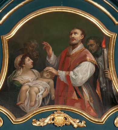 Zdjęcie nr 13: Ołtarz przyścienny, architektoniczny, jednokondygnacyjny, jednoosiowy, ze zwieńczeniem.  Mensa w formie prostopadłościanu. Antepedium proste z płaskorzeźbionym przedstawieniem Baranka Bożego w polu. Retabulum umieszczone na zdwojonym cokole, flankowane kolumnami, ustawionymi na tle zwielokrotnionych pilastrów podtrzymujących wyłamane belkowanie; na osi kolumn przerwany wolutowy przyczółek. W polu głównym nastawy płytka wnęka, ujęte złoconą i profilowaną ramą w kształcie stojącego prostokąta zamkniętego łukiem wklęsło-wypukłym z uskokami. Pośrodku obraz „Św. Kinga”. W górnej części ramy złocony kartusz. Zwieńczenie o delikatnie wklęsłych bokach ujętych spływami wolutowymi, zamknięte łukiem nadwieszonym. Nad nim złocona muszla palmetowa między dwoma spływami wolutowymi. W polu zwieńczenia obraz „Św. Walenty” w ramie o fantazyjnym wykroju. Retabulum flankowane po bokach ażurowymi uszami utworzonymi z liści akantu i przeplatającej je karbowanej wstęgi. Podpory ustawione na bazach, kapitele kompozytowe, trzony kolumn gładkie, natomiast trzony pilastrów kanelowane. Struktura malowana w kolorze ciemnozielonym, ornamenty i detale złocone.

