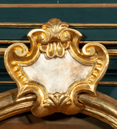 Zdjęcie nr 16: Ołtarz przyścienny, architektoniczny, jednokondygnacyjny, jednoosiowy, ze zwieńczeniem.  Mensa w formie prostopadłościanu. Antepedium proste z płaskorzeźbionym przedstawieniem Baranka Bożego w polu. Retabulum umieszczone na zdwojonym cokole, flankowane kolumnami, ustawionymi na tle zwielokrotnionych pilastrów podtrzymujących wyłamane belkowanie; na osi kolumn przerwany wolutowy przyczółek. W polu głównym nastawy płytka wnęka, ujęte złoconą i profilowaną ramą w kształcie stojącego prostokąta zamkniętego łukiem wklęsło-wypukłym z uskokami. Pośrodku obraz „Św. Kinga”. W górnej części ramy złocony kartusz. Zwieńczenie o delikatnie wklęsłych bokach ujętych spływami wolutowymi, zamknięte łukiem nadwieszonym. Nad nim złocona muszla palmetowa między dwoma spływami wolutowymi. W polu zwieńczenia obraz „Św. Walenty” w ramie o fantazyjnym wykroju. Retabulum flankowane po bokach ażurowymi uszami utworzonymi z liści akantu i przeplatającej je karbowanej wstęgi. Podpory ustawione na bazach, kapitele kompozytowe, trzony kolumn gładkie, natomiast trzony pilastrów kanelowane. Struktura malowana w kolorze ciemnozielonym, ornamenty i detale złocone.

