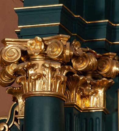 Zdjęcie nr 17: Ołtarz przyścienny, architektoniczny, jednokondygnacyjny, jednoosiowy, ze zwieńczeniem.  Mensa w formie prostopadłościanu. Antepedium proste z płaskorzeźbionym przedstawieniem Baranka Bożego w polu. Retabulum umieszczone na zdwojonym cokole, flankowane kolumnami, ustawionymi na tle zwielokrotnionych pilastrów podtrzymujących wyłamane belkowanie; na osi kolumn przerwany wolutowy przyczółek. W polu głównym nastawy płytka wnęka, ujęte złoconą i profilowaną ramą w kształcie stojącego prostokąta zamkniętego łukiem wklęsło-wypukłym z uskokami. Pośrodku obraz „Św. Kinga”. W górnej części ramy złocony kartusz. Zwieńczenie o delikatnie wklęsłych bokach ujętych spływami wolutowymi, zamknięte łukiem nadwieszonym. Nad nim złocona muszla palmetowa między dwoma spływami wolutowymi. W polu zwieńczenia obraz „Św. Walenty” w ramie o fantazyjnym wykroju. Retabulum flankowane po bokach ażurowymi uszami utworzonymi z liści akantu i przeplatającej je karbowanej wstęgi. Podpory ustawione na bazach, kapitele kompozytowe, trzony kolumn gładkie, natomiast trzony pilastrów kanelowane. Struktura malowana w kolorze ciemnozielonym, ornamenty i detale złocone.

