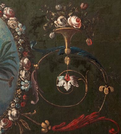 Zdjęcie nr 5: Ołtarz przyścienny, architektoniczny, jednokondygnacyjny, jednoosiowy, ze zwieńczeniem.  Mensa w formie prostopadłościanu. Antepedium malowane: pośrodku medalion otoczony wieńcem z kwiatów. W polu otwarta księga z napisem „SIQUAE/RIS / MIRA/CULA” oraz skrzyżowane dwie gałązki palmowe, kajdany i kule inwalidzkie. Po bokach medalionu wolutowo zakręcona wić roślinna zakończona wazonami z kwiatami. Całość ukazana na ciemnozielonym tle. Tabernakulum w formie prostopadłościennej skrzynki, ustawione na niskim cokole, flankowane parą pilastrów z bazami, kanelowanymi trzonami i kapitelami kompozytowymi podtrzymującymi proste belkowanie z trójkątnym przyczółkiem. Zwieńczenie w formie prostopadłościennego postumentu, na którym ustawiony jest krucyfiks. Drzwiczki w kształcie stojącego prostokąta, zamkniętego łukiem nadwieszonym. W polu monogram IHS, poniżej narzędzia Męki Pańskiej. Nad drzwiczkami, w przyłuczach dwie gałązki róż. Retabulum umieszczone na zdwojonym cokole, flankowane kolumnami, ustawionymi na tle zwielokrotnionych pilastrów podtrzymujących wyłamane belkowanie; na osi kolumn przerwany wolutowy przyczółek. W polu głównym nastawy płytka wnęka, ujęta złoconą i profilowaną ramą w kształcie stojącego prostokąta zamkniętego łukiem wklęsło-wypukłym z uskokami. Pośrodku obraz „Św. Antoni Padewski”, a nad nim kartusz z napisem „S(WIĘTY) ANTONI MÓDL SIĘ ZA NAMI”. W górnej części ramy drugi, mniejszy kartusz z napisem „IHS”. Zwieńczenie o delikatnie wklęsłych bokach ujętych spływami wolutowymi i rzędem kampanul, zamknięte łukiem nadwieszonym. Nad nim złocona muszla palmetowa ujęta dwoma spływami wolutowymi. U szczytu zwieńczenia, po bokach ustawione dwa wazoniki z kwiatami. W polu zwieńczenia obraz „Św. Jan Nepomucen” ujęty w ramę o fantazyjnym wykroju. Podpory ustawione na bazach, kapitele kompozytowe, trzony kolumn gładkie, natomiast trzony pilastrów kanelowane. Struktura malowana w kolorze ciemnozielonym, ornamenty i detale złocone.