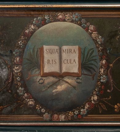 Zdjęcie nr 3: Ołtarz przyścienny, architektoniczny, jednokondygnacyjny, jednoosiowy, ze zwieńczeniem.  Mensa w formie prostopadłościanu. Antepedium malowane: pośrodku medalion otoczony wieńcem z kwiatów. W polu otwarta księga z napisem „SIQUAE/RIS / MIRA/CULA” oraz skrzyżowane dwie gałązki palmowe, kajdany i kule inwalidzkie. Po bokach medalionu wolutowo zakręcona wić roślinna zakończona wazonami z kwiatami. Całość ukazana na ciemnozielonym tle. Tabernakulum w formie prostopadłościennej skrzynki, ustawione na niskim cokole, flankowane parą pilastrów z bazami, kanelowanymi trzonami i kapitelami kompozytowymi podtrzymującymi proste belkowanie z trójkątnym przyczółkiem. Zwieńczenie w formie prostopadłościennego postumentu, na którym ustawiony jest krucyfiks. Drzwiczki w kształcie stojącego prostokąta, zamkniętego łukiem nadwieszonym. W polu monogram IHS, poniżej narzędzia Męki Pańskiej. Nad drzwiczkami, w przyłuczach dwie gałązki róż. Retabulum umieszczone na zdwojonym cokole, flankowane kolumnami, ustawionymi na tle zwielokrotnionych pilastrów podtrzymujących wyłamane belkowanie; na osi kolumn przerwany wolutowy przyczółek. W polu głównym nastawy płytka wnęka, ujęta złoconą i profilowaną ramą w kształcie stojącego prostokąta zamkniętego łukiem wklęsło-wypukłym z uskokami. Pośrodku obraz „Św. Antoni Padewski”, a nad nim kartusz z napisem „S(WIĘTY) ANTONI MÓDL SIĘ ZA NAMI”. W górnej części ramy drugi, mniejszy kartusz z napisem „IHS”. Zwieńczenie o delikatnie wklęsłych bokach ujętych spływami wolutowymi i rzędem kampanul, zamknięte łukiem nadwieszonym. Nad nim złocona muszla palmetowa ujęta dwoma spływami wolutowymi. U szczytu zwieńczenia, po bokach ustawione dwa wazoniki z kwiatami. W polu zwieńczenia obraz „Św. Jan Nepomucen” ujęty w ramę o fantazyjnym wykroju. Podpory ustawione na bazach, kapitele kompozytowe, trzony kolumn gładkie, natomiast trzony pilastrów kanelowane. Struktura malowana w kolorze ciemnozielonym, ornamenty i detale złocone.