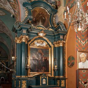 Zdjęcie nr 1: Ołtarz przyścienny, architektoniczny, jednokondygnacyjny, jednoosiowy, ze zwieńczeniem.  Mensa w formie prostopadłościanu. Antepedium malowane: pośrodku medalion otoczony wieńcem z kwiatów. W polu otwarta księga z napisem „SIQUAE/RIS / MIRA/CULA” oraz skrzyżowane dwie gałązki palmowe, kajdany i kule inwalidzkie. Po bokach medalionu wolutowo zakręcona wić roślinna zakończona wazonami z kwiatami. Całość ukazana na ciemnozielonym tle. Tabernakulum w formie prostopadłościennej skrzynki, ustawione na niskim cokole, flankowane parą pilastrów z bazami, kanelowanymi trzonami i kapitelami kompozytowymi podtrzymującymi proste belkowanie z trójkątnym przyczółkiem. Zwieńczenie w formie prostopadłościennego postumentu, na którym ustawiony jest krucyfiks. Drzwiczki w kształcie stojącego prostokąta, zamkniętego łukiem nadwieszonym. W polu monogram IHS, poniżej narzędzia Męki Pańskiej. Nad drzwiczkami, w przyłuczach dwie gałązki róż. Retabulum umieszczone na zdwojonym cokole, flankowane kolumnami, ustawionymi na tle zwielokrotnionych pilastrów podtrzymujących wyłamane belkowanie; na osi kolumn przerwany wolutowy przyczółek. W polu głównym nastawy płytka wnęka, ujęta złoconą i profilowaną ramą w kształcie stojącego prostokąta zamkniętego łukiem wklęsło-wypukłym z uskokami. Pośrodku obraz „Św. Antoni Padewski”, a nad nim kartusz z napisem „S(WIĘTY) ANTONI MÓDL SIĘ ZA NAMI”. W górnej części ramy drugi, mniejszy kartusz z napisem „IHS”. Zwieńczenie o delikatnie wklęsłych bokach ujętych spływami wolutowymi i rzędem kampanul, zamknięte łukiem nadwieszonym. Nad nim złocona muszla palmetowa ujęta dwoma spływami wolutowymi. U szczytu zwieńczenia, po bokach ustawione dwa wazoniki z kwiatami. W polu zwieńczenia obraz „Św. Jan Nepomucen” ujęty w ramę o fantazyjnym wykroju. Podpory ustawione na bazach, kapitele kompozytowe, trzony kolumn gładkie, natomiast trzony pilastrów kanelowane. Struktura malowana w kolorze ciemnozielonym, ornamenty i detale złocone.