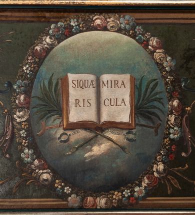 Zdjęcie nr 4: Ołtarz przyścienny, architektoniczny, jednokondygnacyjny, jednoosiowy, ze zwieńczeniem.  Mensa w formie prostopadłościanu. Antepedium malowane: pośrodku medalion otoczony wieńcem z kwiatów. W polu otwarta księga z napisem „SIQUAE/RIS / MIRA/CULA” oraz skrzyżowane dwie gałązki palmowe, kajdany i kule inwalidzkie. Po bokach medalionu wolutowo zakręcona wić roślinna zakończona wazonami z kwiatami. Całość ukazana na ciemnozielonym tle. Tabernakulum w formie prostopadłościennej skrzynki, ustawione na niskim cokole, flankowane parą pilastrów z bazami, kanelowanymi trzonami i kapitelami kompozytowymi podtrzymującymi proste belkowanie z trójkątnym przyczółkiem. Zwieńczenie w formie prostopadłościennego postumentu, na którym ustawiony jest krucyfiks. Drzwiczki w kształcie stojącego prostokąta, zamkniętego łukiem nadwieszonym. W polu monogram IHS, poniżej narzędzia Męki Pańskiej. Nad drzwiczkami, w przyłuczach dwie gałązki róż. Retabulum umieszczone na zdwojonym cokole, flankowane kolumnami, ustawionymi na tle zwielokrotnionych pilastrów podtrzymujących wyłamane belkowanie; na osi kolumn przerwany wolutowy przyczółek. W polu głównym nastawy płytka wnęka, ujęta złoconą i profilowaną ramą w kształcie stojącego prostokąta zamkniętego łukiem wklęsło-wypukłym z uskokami. Pośrodku obraz „Św. Antoni Padewski”, a nad nim kartusz z napisem „S(WIĘTY) ANTONI MÓDL SIĘ ZA NAMI”. W górnej części ramy drugi, mniejszy kartusz z napisem „IHS”. Zwieńczenie o delikatnie wklęsłych bokach ujętych spływami wolutowymi i rzędem kampanul, zamknięte łukiem nadwieszonym. Nad nim złocona muszla palmetowa ujęta dwoma spływami wolutowymi. U szczytu zwieńczenia, po bokach ustawione dwa wazoniki z kwiatami. W polu zwieńczenia obraz „Św. Jan Nepomucen” ujęty w ramę o fantazyjnym wykroju. Podpory ustawione na bazach, kapitele kompozytowe, trzony kolumn gładkie, natomiast trzony pilastrów kanelowane. Struktura malowana w kolorze ciemnozielonym, ornamenty i detale złocone.