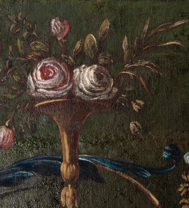 Zdjęcie nr 6: Ołtarz przyścienny, architektoniczny, jednokondygnacyjny, jednoosiowy, ze zwieńczeniem.  Mensa w formie prostopadłościanu. Antepedium malowane: pośrodku medalion otoczony wieńcem z kwiatów. W polu otwarta księga z napisem „SIQUAE/RIS / MIRA/CULA” oraz skrzyżowane dwie gałązki palmowe, kajdany i kule inwalidzkie. Po bokach medalionu wolutowo zakręcona wić roślinna zakończona wazonami z kwiatami. Całość ukazana na ciemnozielonym tle. Tabernakulum w formie prostopadłościennej skrzynki, ustawione na niskim cokole, flankowane parą pilastrów z bazami, kanelowanymi trzonami i kapitelami kompozytowymi podtrzymującymi proste belkowanie z trójkątnym przyczółkiem. Zwieńczenie w formie prostopadłościennego postumentu, na którym ustawiony jest krucyfiks. Drzwiczki w kształcie stojącego prostokąta, zamkniętego łukiem nadwieszonym. W polu monogram IHS, poniżej narzędzia Męki Pańskiej. Nad drzwiczkami, w przyłuczach dwie gałązki róż. Retabulum umieszczone na zdwojonym cokole, flankowane kolumnami, ustawionymi na tle zwielokrotnionych pilastrów podtrzymujących wyłamane belkowanie; na osi kolumn przerwany wolutowy przyczółek. W polu głównym nastawy płytka wnęka, ujęta złoconą i profilowaną ramą w kształcie stojącego prostokąta zamkniętego łukiem wklęsło-wypukłym z uskokami. Pośrodku obraz „Św. Antoni Padewski”, a nad nim kartusz z napisem „S(WIĘTY) ANTONI MÓDL SIĘ ZA NAMI”. W górnej części ramy drugi, mniejszy kartusz z napisem „IHS”. Zwieńczenie o delikatnie wklęsłych bokach ujętych spływami wolutowymi i rzędem kampanul, zamknięte łukiem nadwieszonym. Nad nim złocona muszla palmetowa ujęta dwoma spływami wolutowymi. U szczytu zwieńczenia, po bokach ustawione dwa wazoniki z kwiatami. W polu zwieńczenia obraz „Św. Jan Nepomucen” ujęty w ramę o fantazyjnym wykroju. Podpory ustawione na bazach, kapitele kompozytowe, trzony kolumn gładkie, natomiast trzony pilastrów kanelowane. Struktura malowana w kolorze ciemnozielonym, ornamenty i detale złocone.