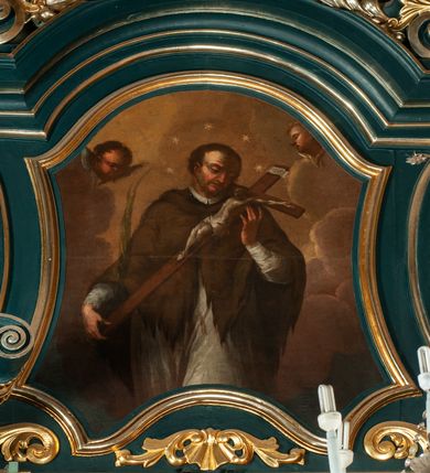 Zdjęcie nr 9: Ołtarz przyścienny, architektoniczny, jednokondygnacyjny, jednoosiowy, ze zwieńczeniem.  Mensa w formie prostopadłościanu. Antepedium malowane: pośrodku medalion otoczony wieńcem z kwiatów. W polu otwarta księga z napisem „SIQUAE/RIS / MIRA/CULA” oraz skrzyżowane dwie gałązki palmowe, kajdany i kule inwalidzkie. Po bokach medalionu wolutowo zakręcona wić roślinna zakończona wazonami z kwiatami. Całość ukazana na ciemnozielonym tle. Tabernakulum w formie prostopadłościennej skrzynki, ustawione na niskim cokole, flankowane parą pilastrów z bazami, kanelowanymi trzonami i kapitelami kompozytowymi podtrzymującymi proste belkowanie z trójkątnym przyczółkiem. Zwieńczenie w formie prostopadłościennego postumentu, na którym ustawiony jest krucyfiks. Drzwiczki w kształcie stojącego prostokąta, zamkniętego łukiem nadwieszonym. W polu monogram IHS, poniżej narzędzia Męki Pańskiej. Nad drzwiczkami, w przyłuczach dwie gałązki róż. Retabulum umieszczone na zdwojonym cokole, flankowane kolumnami, ustawionymi na tle zwielokrotnionych pilastrów podtrzymujących wyłamane belkowanie; na osi kolumn przerwany wolutowy przyczółek. W polu głównym nastawy płytka wnęka, ujęta złoconą i profilowaną ramą w kształcie stojącego prostokąta zamkniętego łukiem wklęsło-wypukłym z uskokami. Pośrodku obraz „Św. Antoni Padewski”, a nad nim kartusz z napisem „S(WIĘTY) ANTONI MÓDL SIĘ ZA NAMI”. W górnej części ramy drugi, mniejszy kartusz z napisem „IHS”. Zwieńczenie o delikatnie wklęsłych bokach ujętych spływami wolutowymi i rzędem kampanul, zamknięte łukiem nadwieszonym. Nad nim złocona muszla palmetowa ujęta dwoma spływami wolutowymi. U szczytu zwieńczenia, po bokach ustawione dwa wazoniki z kwiatami. W polu zwieńczenia obraz „Św. Jan Nepomucen” ujęty w ramę o fantazyjnym wykroju. Podpory ustawione na bazach, kapitele kompozytowe, trzony kolumn gładkie, natomiast trzony pilastrów kanelowane. Struktura malowana w kolorze ciemnozielonym, ornamenty i detale złocone.