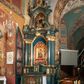 Zdjęcie nr 1: Ołtarz przyścienny, architektoniczny, jednokondygnacyjny, jednoosiowy, ze zwieńczeniem.  Mensa w formie prostopadłościanu. Antepedium malowane: pośrodku medalion otoczony baldachimem utworzonym z królewskiego płaszcza, spiętego u góry koroną, z chwostami po bokach. W polu scena ukazująca odnalezienie pierścienia św. Kingi w bryle soli. Po bokach medalionu wolutowo zakręcona wić roślinna zakończona wazonami z kwiatami. Całość ukazana na ciemnozielonym tle. Tabernakulum w formie prostopadłościennej skrzynki, ustawione na niskim cokoliku, flankowane parą pilastrów z bazami, kanelowanymi trzonami i kapitelami kompozytowymi podtrzymującymi proste belkowanie z trójkątnym przyczółkiem. Zwieńczenie w formie prostopadłościennego postumentu, na którym ustawiony krucyfiks. Drzwiczki w kształcie stojącego prostokąta, zamkniętego łukiem nadwieszonym. W polu monogram Marii, gwiazda i wieniec z róż. Nad drzwiczkami, w przyłuczach dwie gałązki róż. Retabulum umieszczone na zdwojonym cokole, flankowane kolumnami, ustawionymi na tle zwielokrotnionych pilastrów podtrzymujących wyłamane belkowanie; na osi kolumn przerwany wolutowy przyczółek. W polu głównym nastawy płytka wnęka, ujęta złoconą i profilowaną ramą w kształcie stojącego prostokąta zamkniętego łukiem wklęsło-wypukłym z uskokami. Pośrodku obraz „Matki Boskiej Nieustającej Pomocy”, a na zasuwie obraz „Matki Boskiej Niepokalanie Poczętej”. W górnej części ramy złocony kartusz z napisem „MARIA”. Zwieńczenie o delikatnie wklęsłych bokach ujętych spływami wolutowymi i rzędem kampanul, zamknięte łukiem nadwieszonym z profilowanym gzymsem. Nad nim złocona muszla palmetowa ujęta dwoma spływami wolutowymi. U szczytu zwieńczenia, po bokach ustawione dwa wazoniki z kwiatami. W polu zwieńczenia obraz „Św. Jacek” ujęty w ramę o fantazyjnym wykroju.  Podpory ustawione na bazach, kapietle kompozytowe, trzony kolumn gładkie, natomiast trzony pilastrów kanelowane. Struktura malowana w kolorze ciemnozielonym, ornamenty i detale złocone.
