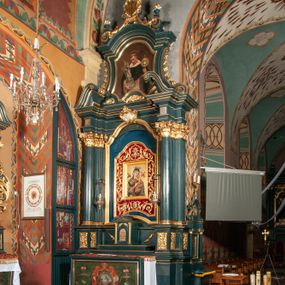 Zdjęcie nr 1: Ołtarz przyścienny, architektoniczny, jednokondygnacyjny, jednoosiowy, ze zwieńczeniem.  Mensa w formie prostopadłościanu. Antepedium malowane: pośrodku medalion otoczony baldachimem utworzonym z królewskiego płaszcza, spiętego u góry koroną, z chwostami po bokach. W polu scena ukazująca odnalezienie pierścienia św. Kingi w bryle soli. Po bokach medalionu wolutowo zakręcona wić roślinna zakończona wazonami z kwiatami. Całość ukazana na ciemnozielonym tle. Tabernakulum w formie prostopadłościennej skrzynki, ustawione na niskim cokoliku, flankowane parą pilastrów z bazami, kanelowanymi trzonami i kapitelami kompozytowymi podtrzymującymi proste belkowanie z trójkątnym przyczółkiem. Zwieńczenie w formie prostopadłościennego postumentu, na którym ustawiony krucyfiks. Drzwiczki w kształcie stojącego prostokąta, zamkniętego łukiem nadwieszonym. W polu monogram Marii, gwiazda i wieniec z róż. Nad drzwiczkami, w przyłuczach dwie gałązki róż. Retabulum umieszczone na zdwojonym cokole, flankowane kolumnami, ustawionymi na tle zwielokrotnionych pilastrów podtrzymujących wyłamane belkowanie; na osi kolumn przerwany wolutowy przyczółek. W polu głównym nastawy płytka wnęka, ujęta złoconą i profilowaną ramą w kształcie stojącego prostokąta zamkniętego łukiem wklęsło-wypukłym z uskokami. Pośrodku obraz „Matki Boskiej Nieustającej Pomocy”, a na zasuwie obraz „Matki Boskiej Niepokalanie Poczętej”. W górnej części ramy złocony kartusz z napisem „MARIA”. Zwieńczenie o delikatnie wklęsłych bokach ujętych spływami wolutowymi i rzędem kampanul, zamknięte łukiem nadwieszonym z profilowanym gzymsem. Nad nim złocona muszla palmetowa ujęta dwoma spływami wolutowymi. U szczytu zwieńczenia, po bokach ustawione dwa wazoniki z kwiatami. W polu zwieńczenia obraz „Św. Jacek” ujęty w ramę o fantazyjnym wykroju.  Podpory ustawione na bazach, kapietle kompozytowe, trzony kolumn gładkie, natomiast trzony pilastrów kanelowane. Struktura malowana w kolorze ciemnozielonym, ornamenty i detale złocone.
