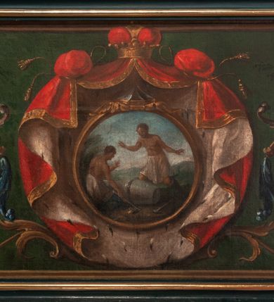 Zdjęcie nr 15: Ołtarz przyścienny, architektoniczny, jednokondygnacyjny, jednoosiowy, ze zwieńczeniem.  Mensa w formie prostopadłościanu. Antepedium malowane: pośrodku medalion otoczony baldachimem utworzonym z królewskiego płaszcza, spiętego u góry koroną, z chwostami po bokach. W polu scena ukazująca odnalezienie pierścienia św. Kingi w bryle soli. Po bokach medalionu wolutowo zakręcona wić roślinna zakończona wazonami z kwiatami. Całość ukazana na ciemnozielonym tle. Tabernakulum w formie prostopadłościennej skrzynki, ustawione na niskim cokoliku, flankowane parą pilastrów z bazami, kanelowanymi trzonami i kapitelami kompozytowymi podtrzymującymi proste belkowanie z trójkątnym przyczółkiem. Zwieńczenie w formie prostopadłościennego postumentu, na którym ustawiony krucyfiks. Drzwiczki w kształcie stojącego prostokąta, zamkniętego łukiem nadwieszonym. W polu monogram Marii, gwiazda i wieniec z róż. Nad drzwiczkami, w przyłuczach dwie gałązki róż. Retabulum umieszczone na zdwojonym cokole, flankowane kolumnami, ustawionymi na tle zwielokrotnionych pilastrów podtrzymujących wyłamane belkowanie; na osi kolumn przerwany wolutowy przyczółek. W polu głównym nastawy płytka wnęka, ujęta złoconą i profilowaną ramą w kształcie stojącego prostokąta zamkniętego łukiem wklęsło-wypukłym z uskokami. Pośrodku obraz „Matki Boskiej Nieustającej Pomocy”, a na zasuwie obraz „Matki Boskiej Niepokalanie Poczętej”. W górnej części ramy złocony kartusz z napisem „MARIA”. Zwieńczenie o delikatnie wklęsłych bokach ujętych spływami wolutowymi i rzędem kampanul, zamknięte łukiem nadwieszonym z profilowanym gzymsem. Nad nim złocona muszla palmetowa ujęta dwoma spływami wolutowymi. U szczytu zwieńczenia, po bokach ustawione dwa wazoniki z kwiatami. W polu zwieńczenia obraz „Św. Jacek” ujęty w ramę o fantazyjnym wykroju.  Podpory ustawione na bazach, kapietle kompozytowe, trzony kolumn gładkie, natomiast trzony pilastrów kanelowane. Struktura malowana w kolorze ciemnozielonym, ornamenty i detale złocone.
