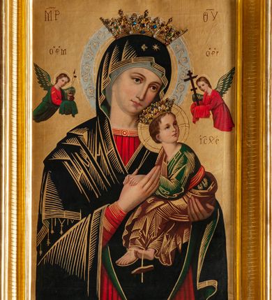 Zdjęcie nr 5: Ołtarz przyścienny, architektoniczny, jednokondygnacyjny, jednoosiowy, ze zwieńczeniem.  Mensa w formie prostopadłościanu. Antepedium malowane: pośrodku medalion otoczony baldachimem utworzonym z królewskiego płaszcza, spiętego u góry koroną, z chwostami po bokach. W polu scena ukazująca odnalezienie pierścienia św. Kingi w bryle soli. Po bokach medalionu wolutowo zakręcona wić roślinna zakończona wazonami z kwiatami. Całość ukazana na ciemnozielonym tle. Tabernakulum w formie prostopadłościennej skrzynki, ustawione na niskim cokoliku, flankowane parą pilastrów z bazami, kanelowanymi trzonami i kapitelami kompozytowymi podtrzymującymi proste belkowanie z trójkątnym przyczółkiem. Zwieńczenie w formie prostopadłościennego postumentu, na którym ustawiony krucyfiks. Drzwiczki w kształcie stojącego prostokąta, zamkniętego łukiem nadwieszonym. W polu monogram Marii, gwiazda i wieniec z róż. Nad drzwiczkami, w przyłuczach dwie gałązki róż. Retabulum umieszczone na zdwojonym cokole, flankowane kolumnami, ustawionymi na tle zwielokrotnionych pilastrów podtrzymujących wyłamane belkowanie; na osi kolumn przerwany wolutowy przyczółek. W polu głównym nastawy płytka wnęka, ujęta złoconą i profilowaną ramą w kształcie stojącego prostokąta zamkniętego łukiem wklęsło-wypukłym z uskokami. Pośrodku obraz „Matki Boskiej Nieustającej Pomocy”, a na zasuwie obraz „Matki Boskiej Niepokalanie Poczętej”. W górnej części ramy złocony kartusz z napisem „MARIA”. Zwieńczenie o delikatnie wklęsłych bokach ujętych spływami wolutowymi i rzędem kampanul, zamknięte łukiem nadwieszonym z profilowanym gzymsem. Nad nim złocona muszla palmetowa ujęta dwoma spływami wolutowymi. U szczytu zwieńczenia, po bokach ustawione dwa wazoniki z kwiatami. W polu zwieńczenia obraz „Św. Jacek” ujęty w ramę o fantazyjnym wykroju.  Podpory ustawione na bazach, kapietle kompozytowe, trzony kolumn gładkie, natomiast trzony pilastrów kanelowane. Struktura malowana w kolorze ciemnozielonym, ornamenty i detale złocone.
