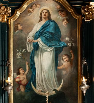 Zdjęcie nr 9: Ołtarz przyścienny, architektoniczny, jednokondygnacyjny, jednoosiowy, ze zwieńczeniem.  Mensa w formie prostopadłościanu. Antepedium malowane: pośrodku medalion otoczony baldachimem utworzonym z królewskiego płaszcza, spiętego u góry koroną, z chwostami po bokach. W polu scena ukazująca odnalezienie pierścienia św. Kingi w bryle soli. Po bokach medalionu wolutowo zakręcona wić roślinna zakończona wazonami z kwiatami. Całość ukazana na ciemnozielonym tle. Tabernakulum w formie prostopadłościennej skrzynki, ustawione na niskim cokoliku, flankowane parą pilastrów z bazami, kanelowanymi trzonami i kapitelami kompozytowymi podtrzymującymi proste belkowanie z trójkątnym przyczółkiem. Zwieńczenie w formie prostopadłościennego postumentu, na którym ustawiony krucyfiks. Drzwiczki w kształcie stojącego prostokąta, zamkniętego łukiem nadwieszonym. W polu monogram Marii, gwiazda i wieniec z róż. Nad drzwiczkami, w przyłuczach dwie gałązki róż. Retabulum umieszczone na zdwojonym cokole, flankowane kolumnami, ustawionymi na tle zwielokrotnionych pilastrów podtrzymujących wyłamane belkowanie; na osi kolumn przerwany wolutowy przyczółek. W polu głównym nastawy płytka wnęka, ujęta złoconą i profilowaną ramą w kształcie stojącego prostokąta zamkniętego łukiem wklęsło-wypukłym z uskokami. Pośrodku obraz „Matki Boskiej Nieustającej Pomocy”, a na zasuwie obraz „Matki Boskiej Niepokalanie Poczętej”. W górnej części ramy złocony kartusz z napisem „MARIA”. Zwieńczenie o delikatnie wklęsłych bokach ujętych spływami wolutowymi i rzędem kampanul, zamknięte łukiem nadwieszonym z profilowanym gzymsem. Nad nim złocona muszla palmetowa ujęta dwoma spływami wolutowymi. U szczytu zwieńczenia, po bokach ustawione dwa wazoniki z kwiatami. W polu zwieńczenia obraz „Św. Jacek” ujęty w ramę o fantazyjnym wykroju.  Podpory ustawione na bazach, kapietle kompozytowe, trzony kolumn gładkie, natomiast trzony pilastrów kanelowane. Struktura malowana w kolorze ciemnozielonym, ornamenty i detale złocone.
