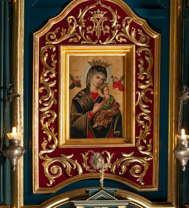 Zdjęcie nr 4: Ołtarz przyścienny, architektoniczny, jednokondygnacyjny, jednoosiowy, ze zwieńczeniem.  Mensa w formie prostopadłościanu. Antepedium malowane: pośrodku medalion otoczony baldachimem utworzonym z królewskiego płaszcza, spiętego u góry koroną, z chwostami po bokach. W polu scena ukazująca odnalezienie pierścienia św. Kingi w bryle soli. Po bokach medalionu wolutowo zakręcona wić roślinna zakończona wazonami z kwiatami. Całość ukazana na ciemnozielonym tle. Tabernakulum w formie prostopadłościennej skrzynki, ustawione na niskim cokoliku, flankowane parą pilastrów z bazami, kanelowanymi trzonami i kapitelami kompozytowymi podtrzymującymi proste belkowanie z trójkątnym przyczółkiem. Zwieńczenie w formie prostopadłościennego postumentu, na którym ustawiony krucyfiks. Drzwiczki w kształcie stojącego prostokąta, zamkniętego łukiem nadwieszonym. W polu monogram Marii, gwiazda i wieniec z róż. Nad drzwiczkami, w przyłuczach dwie gałązki róż. Retabulum umieszczone na zdwojonym cokole, flankowane kolumnami, ustawionymi na tle zwielokrotnionych pilastrów podtrzymujących wyłamane belkowanie; na osi kolumn przerwany wolutowy przyczółek. W polu głównym nastawy płytka wnęka, ujęta złoconą i profilowaną ramą w kształcie stojącego prostokąta zamkniętego łukiem wklęsło-wypukłym z uskokami. Pośrodku obraz „Matki Boskiej Nieustającej Pomocy”, a na zasuwie obraz „Matki Boskiej Niepokalanie Poczętej”. W górnej części ramy złocony kartusz z napisem „MARIA”. Zwieńczenie o delikatnie wklęsłych bokach ujętych spływami wolutowymi i rzędem kampanul, zamknięte łukiem nadwieszonym z profilowanym gzymsem. Nad nim złocona muszla palmetowa ujęta dwoma spływami wolutowymi. U szczytu zwieńczenia, po bokach ustawione dwa wazoniki z kwiatami. W polu zwieńczenia obraz „Św. Jacek” ujęty w ramę o fantazyjnym wykroju.  Podpory ustawione na bazach, kapietle kompozytowe, trzony kolumn gładkie, natomiast trzony pilastrów kanelowane. Struktura malowana w kolorze ciemnozielonym, ornamenty i detale złocone.
