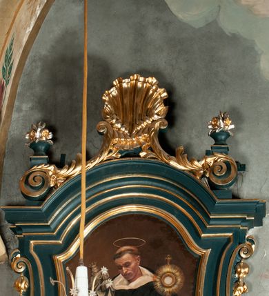 Zdjęcie nr 14: Ołtarz przyścienny, architektoniczny, jednokondygnacyjny, jednoosiowy, ze zwieńczeniem.  Mensa w formie prostopadłościanu. Antepedium malowane: pośrodku medalion otoczony baldachimem utworzonym z królewskiego płaszcza, spiętego u góry koroną, z chwostami po bokach. W polu scena ukazująca odnalezienie pierścienia św. Kingi w bryle soli. Po bokach medalionu wolutowo zakręcona wić roślinna zakończona wazonami z kwiatami. Całość ukazana na ciemnozielonym tle. Tabernakulum w formie prostopadłościennej skrzynki, ustawione na niskim cokoliku, flankowane parą pilastrów z bazami, kanelowanymi trzonami i kapitelami kompozytowymi podtrzymującymi proste belkowanie z trójkątnym przyczółkiem. Zwieńczenie w formie prostopadłościennego postumentu, na którym ustawiony krucyfiks. Drzwiczki w kształcie stojącego prostokąta, zamkniętego łukiem nadwieszonym. W polu monogram Marii, gwiazda i wieniec z róż. Nad drzwiczkami, w przyłuczach dwie gałązki róż. Retabulum umieszczone na zdwojonym cokole, flankowane kolumnami, ustawionymi na tle zwielokrotnionych pilastrów podtrzymujących wyłamane belkowanie; na osi kolumn przerwany wolutowy przyczółek. W polu głównym nastawy płytka wnęka, ujęta złoconą i profilowaną ramą w kształcie stojącego prostokąta zamkniętego łukiem wklęsło-wypukłym z uskokami. Pośrodku obraz „Matki Boskiej Nieustającej Pomocy”, a na zasuwie obraz „Matki Boskiej Niepokalanie Poczętej”. W górnej części ramy złocony kartusz z napisem „MARIA”. Zwieńczenie o delikatnie wklęsłych bokach ujętych spływami wolutowymi i rzędem kampanul, zamknięte łukiem nadwieszonym z profilowanym gzymsem. Nad nim złocona muszla palmetowa ujęta dwoma spływami wolutowymi. U szczytu zwieńczenia, po bokach ustawione dwa wazoniki z kwiatami. W polu zwieńczenia obraz „Św. Jacek” ujęty w ramę o fantazyjnym wykroju.  Podpory ustawione na bazach, kapietle kompozytowe, trzony kolumn gładkie, natomiast trzony pilastrów kanelowane. Struktura malowana w kolorze ciemnozielonym, ornamenty i detale złocone.
