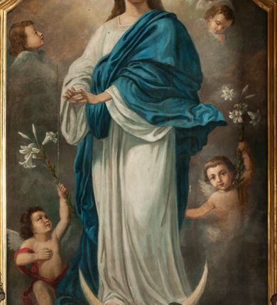 Zdjęcie nr 10: Ołtarz przyścienny, architektoniczny, jednokondygnacyjny, jednoosiowy, ze zwieńczeniem.  Mensa w formie prostopadłościanu. Antepedium malowane: pośrodku medalion otoczony baldachimem utworzonym z królewskiego płaszcza, spiętego u góry koroną, z chwostami po bokach. W polu scena ukazująca odnalezienie pierścienia św. Kingi w bryle soli. Po bokach medalionu wolutowo zakręcona wić roślinna zakończona wazonami z kwiatami. Całość ukazana na ciemnozielonym tle. Tabernakulum w formie prostopadłościennej skrzynki, ustawione na niskim cokoliku, flankowane parą pilastrów z bazami, kanelowanymi trzonami i kapitelami kompozytowymi podtrzymującymi proste belkowanie z trójkątnym przyczółkiem. Zwieńczenie w formie prostopadłościennego postumentu, na którym ustawiony krucyfiks. Drzwiczki w kształcie stojącego prostokąta, zamkniętego łukiem nadwieszonym. W polu monogram Marii, gwiazda i wieniec z róż. Nad drzwiczkami, w przyłuczach dwie gałązki róż. Retabulum umieszczone na zdwojonym cokole, flankowane kolumnami, ustawionymi na tle zwielokrotnionych pilastrów podtrzymujących wyłamane belkowanie; na osi kolumn przerwany wolutowy przyczółek. W polu głównym nastawy płytka wnęka, ujęta złoconą i profilowaną ramą w kształcie stojącego prostokąta zamkniętego łukiem wklęsło-wypukłym z uskokami. Pośrodku obraz „Matki Boskiej Nieustającej Pomocy”, a na zasuwie obraz „Matki Boskiej Niepokalanie Poczętej”. W górnej części ramy złocony kartusz z napisem „MARIA”. Zwieńczenie o delikatnie wklęsłych bokach ujętych spływami wolutowymi i rzędem kampanul, zamknięte łukiem nadwieszonym z profilowanym gzymsem. Nad nim złocona muszla palmetowa ujęta dwoma spływami wolutowymi. U szczytu zwieńczenia, po bokach ustawione dwa wazoniki z kwiatami. W polu zwieńczenia obraz „Św. Jacek” ujęty w ramę o fantazyjnym wykroju.  Podpory ustawione na bazach, kapietle kompozytowe, trzony kolumn gładkie, natomiast trzony pilastrów kanelowane. Struktura malowana w kolorze ciemnozielonym, ornamenty i detale złocone.
