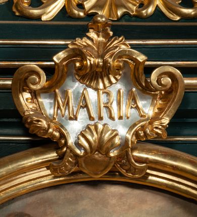 Zdjęcie nr 20: Ołtarz przyścienny, architektoniczny, jednokondygnacyjny, jednoosiowy, ze zwieńczeniem.  Mensa w formie prostopadłościanu. Antepedium malowane: pośrodku medalion otoczony baldachimem utworzonym z królewskiego płaszcza, spiętego u góry koroną, z chwostami po bokach. W polu scena ukazująca odnalezienie pierścienia św. Kingi w bryle soli. Po bokach medalionu wolutowo zakręcona wić roślinna zakończona wazonami z kwiatami. Całość ukazana na ciemnozielonym tle. Tabernakulum w formie prostopadłościennej skrzynki, ustawione na niskim cokoliku, flankowane parą pilastrów z bazami, kanelowanymi trzonami i kapitelami kompozytowymi podtrzymującymi proste belkowanie z trójkątnym przyczółkiem. Zwieńczenie w formie prostopadłościennego postumentu, na którym ustawiony krucyfiks. Drzwiczki w kształcie stojącego prostokąta, zamkniętego łukiem nadwieszonym. W polu monogram Marii, gwiazda i wieniec z róż. Nad drzwiczkami, w przyłuczach dwie gałązki róż. Retabulum umieszczone na zdwojonym cokole, flankowane kolumnami, ustawionymi na tle zwielokrotnionych pilastrów podtrzymujących wyłamane belkowanie; na osi kolumn przerwany wolutowy przyczółek. W polu głównym nastawy płytka wnęka, ujęta złoconą i profilowaną ramą w kształcie stojącego prostokąta zamkniętego łukiem wklęsło-wypukłym z uskokami. Pośrodku obraz „Matki Boskiej Nieustającej Pomocy”, a na zasuwie obraz „Matki Boskiej Niepokalanie Poczętej”. W górnej części ramy złocony kartusz z napisem „MARIA”. Zwieńczenie o delikatnie wklęsłych bokach ujętych spływami wolutowymi i rzędem kampanul, zamknięte łukiem nadwieszonym z profilowanym gzymsem. Nad nim złocona muszla palmetowa ujęta dwoma spływami wolutowymi. U szczytu zwieńczenia, po bokach ustawione dwa wazoniki z kwiatami. W polu zwieńczenia obraz „Św. Jacek” ujęty w ramę o fantazyjnym wykroju.  Podpory ustawione na bazach, kapietle kompozytowe, trzony kolumn gładkie, natomiast trzony pilastrów kanelowane. Struktura malowana w kolorze ciemnozielonym, ornamenty i detale złocone.
