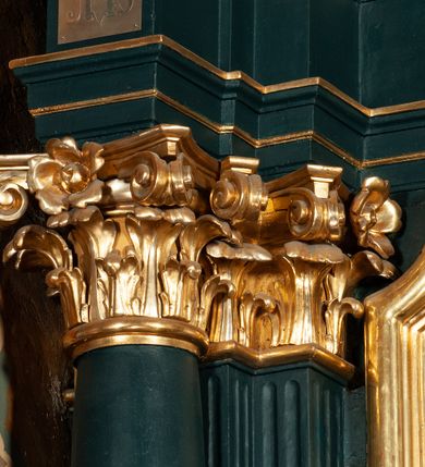 Zdjęcie nr 21: Ołtarz przyścienny, architektoniczny, jednokondygnacyjny, jednoosiowy, ze zwieńczeniem.  Mensa w formie prostopadłościanu. Antepedium malowane: pośrodku medalion otoczony baldachimem utworzonym z królewskiego płaszcza, spiętego u góry koroną, z chwostami po bokach. W polu scena ukazująca odnalezienie pierścienia św. Kingi w bryle soli. Po bokach medalionu wolutowo zakręcona wić roślinna zakończona wazonami z kwiatami. Całość ukazana na ciemnozielonym tle. Tabernakulum w formie prostopadłościennej skrzynki, ustawione na niskim cokoliku, flankowane parą pilastrów z bazami, kanelowanymi trzonami i kapitelami kompozytowymi podtrzymującymi proste belkowanie z trójkątnym przyczółkiem. Zwieńczenie w formie prostopadłościennego postumentu, na którym ustawiony krucyfiks. Drzwiczki w kształcie stojącego prostokąta, zamkniętego łukiem nadwieszonym. W polu monogram Marii, gwiazda i wieniec z róż. Nad drzwiczkami, w przyłuczach dwie gałązki róż. Retabulum umieszczone na zdwojonym cokole, flankowane kolumnami, ustawionymi na tle zwielokrotnionych pilastrów podtrzymujących wyłamane belkowanie; na osi kolumn przerwany wolutowy przyczółek. W polu głównym nastawy płytka wnęka, ujęta złoconą i profilowaną ramą w kształcie stojącego prostokąta zamkniętego łukiem wklęsło-wypukłym z uskokami. Pośrodku obraz „Matki Boskiej Nieustającej Pomocy”, a na zasuwie obraz „Matki Boskiej Niepokalanie Poczętej”. W górnej części ramy złocony kartusz z napisem „MARIA”. Zwieńczenie o delikatnie wklęsłych bokach ujętych spływami wolutowymi i rzędem kampanul, zamknięte łukiem nadwieszonym z profilowanym gzymsem. Nad nim złocona muszla palmetowa ujęta dwoma spływami wolutowymi. U szczytu zwieńczenia, po bokach ustawione dwa wazoniki z kwiatami. W polu zwieńczenia obraz „Św. Jacek” ujęty w ramę o fantazyjnym wykroju.  Podpory ustawione na bazach, kapietle kompozytowe, trzony kolumn gładkie, natomiast trzony pilastrów kanelowane. Struktura malowana w kolorze ciemnozielonym, ornamenty i detale złocone.
