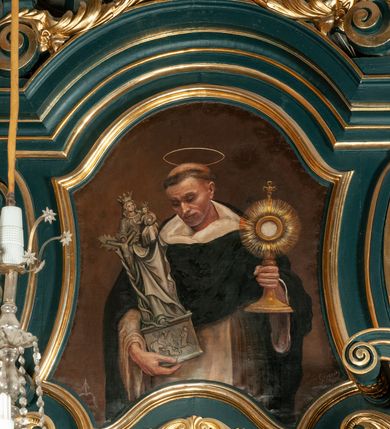 Zdjęcie nr 17: Ołtarz przyścienny, architektoniczny, jednokondygnacyjny, jednoosiowy, ze zwieńczeniem.  Mensa w formie prostopadłościanu. Antepedium malowane: pośrodku medalion otoczony baldachimem utworzonym z królewskiego płaszcza, spiętego u góry koroną, z chwostami po bokach. W polu scena ukazująca odnalezienie pierścienia św. Kingi w bryle soli. Po bokach medalionu wolutowo zakręcona wić roślinna zakończona wazonami z kwiatami. Całość ukazana na ciemnozielonym tle. Tabernakulum w formie prostopadłościennej skrzynki, ustawione na niskim cokoliku, flankowane parą pilastrów z bazami, kanelowanymi trzonami i kapitelami kompozytowymi podtrzymującymi proste belkowanie z trójkątnym przyczółkiem. Zwieńczenie w formie prostopadłościennego postumentu, na którym ustawiony krucyfiks. Drzwiczki w kształcie stojącego prostokąta, zamkniętego łukiem nadwieszonym. W polu monogram Marii, gwiazda i wieniec z róż. Nad drzwiczkami, w przyłuczach dwie gałązki róż. Retabulum umieszczone na zdwojonym cokole, flankowane kolumnami, ustawionymi na tle zwielokrotnionych pilastrów podtrzymujących wyłamane belkowanie; na osi kolumn przerwany wolutowy przyczółek. W polu głównym nastawy płytka wnęka, ujęta złoconą i profilowaną ramą w kształcie stojącego prostokąta zamkniętego łukiem wklęsło-wypukłym z uskokami. Pośrodku obraz „Matki Boskiej Nieustającej Pomocy”, a na zasuwie obraz „Matki Boskiej Niepokalanie Poczętej”. W górnej części ramy złocony kartusz z napisem „MARIA”. Zwieńczenie o delikatnie wklęsłych bokach ujętych spływami wolutowymi i rzędem kampanul, zamknięte łukiem nadwieszonym z profilowanym gzymsem. Nad nim złocona muszla palmetowa ujęta dwoma spływami wolutowymi. U szczytu zwieńczenia, po bokach ustawione dwa wazoniki z kwiatami. W polu zwieńczenia obraz „Św. Jacek” ujęty w ramę o fantazyjnym wykroju.  Podpory ustawione na bazach, kapietle kompozytowe, trzony kolumn gładkie, natomiast trzony pilastrów kanelowane. Struktura malowana w kolorze ciemnozielonym, ornamenty i detale złocone.
