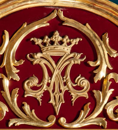 Zdjęcie nr 22: Ołtarz przyścienny, architektoniczny, jednokondygnacyjny, jednoosiowy, ze zwieńczeniem.  Mensa w formie prostopadłościanu. Antepedium malowane: pośrodku medalion otoczony baldachimem utworzonym z królewskiego płaszcza, spiętego u góry koroną, z chwostami po bokach. W polu scena ukazująca odnalezienie pierścienia św. Kingi w bryle soli. Po bokach medalionu wolutowo zakręcona wić roślinna zakończona wazonami z kwiatami. Całość ukazana na ciemnozielonym tle. Tabernakulum w formie prostopadłościennej skrzynki, ustawione na niskim cokoliku, flankowane parą pilastrów z bazami, kanelowanymi trzonami i kapitelami kompozytowymi podtrzymującymi proste belkowanie z trójkątnym przyczółkiem. Zwieńczenie w formie prostopadłościennego postumentu, na którym ustawiony krucyfiks. Drzwiczki w kształcie stojącego prostokąta, zamkniętego łukiem nadwieszonym. W polu monogram Marii, gwiazda i wieniec z róż. Nad drzwiczkami, w przyłuczach dwie gałązki róż. Retabulum umieszczone na zdwojonym cokole, flankowane kolumnami, ustawionymi na tle zwielokrotnionych pilastrów podtrzymujących wyłamane belkowanie; na osi kolumn przerwany wolutowy przyczółek. W polu głównym nastawy płytka wnęka, ujęta złoconą i profilowaną ramą w kształcie stojącego prostokąta zamkniętego łukiem wklęsło-wypukłym z uskokami. Pośrodku obraz „Matki Boskiej Nieustającej Pomocy”, a na zasuwie obraz „Matki Boskiej Niepokalanie Poczętej”. W górnej części ramy złocony kartusz z napisem „MARIA”. Zwieńczenie o delikatnie wklęsłych bokach ujętych spływami wolutowymi i rzędem kampanul, zamknięte łukiem nadwieszonym z profilowanym gzymsem. Nad nim złocona muszla palmetowa ujęta dwoma spływami wolutowymi. U szczytu zwieńczenia, po bokach ustawione dwa wazoniki z kwiatami. W polu zwieńczenia obraz „Św. Jacek” ujęty w ramę o fantazyjnym wykroju.  Podpory ustawione na bazach, kapietle kompozytowe, trzony kolumn gładkie, natomiast trzony pilastrów kanelowane. Struktura malowana w kolorze ciemnozielonym, ornamenty i detale złocone.
