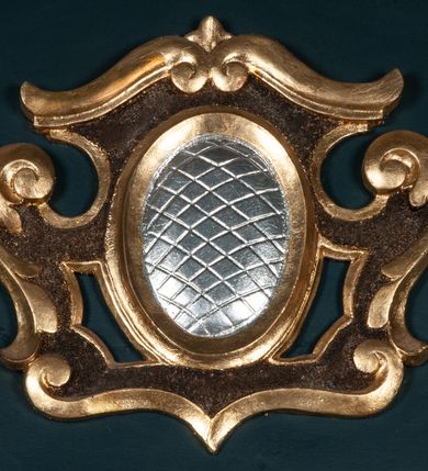 Zdjęcie nr 2: Ołtarz przyścienny, architektoniczny, jednoosiowy, jednokondygnacyjny ze zwieńczeniem. Mensa w formie wysokiego prostopadłościanu. Retabulum ustawione na cokole, ujęte smukłymi kolumnami kompozytowymi stojącymi na bazach. Podpory dźwigają odcinki niepełnego belkowania z rautami w partii fryzu; na nich ustawione niewielkie wazony. W polu prostokątna, złocona rama z wizerunkiem św. Maksymiliana Marii Kolbego. Zwieńczenie o nieregularnym kształcie z bokami ujętymi spływami wolutowymi, zamknięte profilowanym gzymsem w postaci łuku nadwieszonego. Na nim dwie akantowe woluty o układzie przeciwstawnym oraz prosty krzyż. W polu zwieńczenia srebrzony kartusz z kratką wewnątrz. Nastawa ujęta po bokach ażurowymi, akantowymi uszami z motywem woluty. Imposty dekorowane rautami. Struktura malowana na kolor ciemnozielony, ornamenty i detale złocone. 