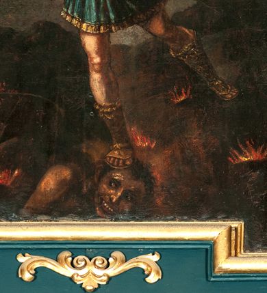 Zdjęcie nr 31: Ołtarz drewniany, dwustronny, obecnie przyścienny, architektoniczny, jednokondygnacyjny ze zwieńczeniem, trójosiowy, z bramkami. Mensa kamienna, prostopadłościenna z antepedium ujętym w profilowaną i złoconą ramę, dekorowaną kimationem jońskim i kampanulami. W polu płaskorzeźbione przedstawienie kielicha z hostią ujętego dwoma otwartymi księgami z napisem na prawej „ECCE / PANIS / ANGE/LORUM”, na lewej „EVAN/GE/LIUM”; liśćmi laurowymi, arma Christi; u podstawy kielicha nałożona korona cierniowa. W dolnych narożach antepedium dekoracja z miękko zawijającej się wstęgi regencyjnej. Tabernakulum o rozbudowanych architektonicznych formach, jednokondygnacyjne, trójosiowe, każda z osi flankowana parą kolumienek i zakończona zwieńczeniem. W osi środkowej tabernakulum metalowe: w dolnej części w formie prostopadłościennej skrzynki z wizerunkiem Chrystusa, w górnej części obrotowe z przedstawieniem Baranka Bożego, zamknięte ozdobnym zwieńczeniem z parą uskrzydlonych putt i koroną w typie zamkniętym. W polach osi bocznych umieszczone za szybką relikwie świętych ujęte prostokątną, złoconą ramą. Retabulum ustawione na wysokim, dwudzielnym cokole, z bramkami o otworach drzwiowych zamkniętych łukiem kotarowym ściętym, nadproża w formie profilowanego gryzmsu. Pole ołtarza, zarówno osi głównej jak i bocznych ujęte jest kolumnami o gładkich trzonach i złoconych kapitalach kompozytowych ustawionych na tle zwieloktrotnionych pilastrów o kanelowanych trzonach. Podpory dźwigają wyłamane na ich osi, pełne belkowanie z wydatnym, silnie profilowanych gzymsem. Na nim fragmenty przyczółka w formie wolut. Pole osi środkowej ze złoconą ramą zamkniętą łukiem wklęsło-wypukłym z uskokiem. W zwieńczeniu ramy wolutowy kartusz o nieregularnym kształcie, z napisem „CONSUMMATUM / EST”. W centrum pola ołtarzowego drewniany krycyfiks. W osi prawej figura św. Kazimierza Królewicza, w osi lewej figura św. Jadwigi Śląskiej. Rzeźby ustawione w niszach, zamkniętych łukiem wklęsło-wypukłym, na rozbudowanych, wolutowych konsolach dekorowanych z przodu kartuszem utworzonym z akantowego wieńca wypełnionego kratką regencyjną; ponad nim girlanda złożona z kampanul i kwiatów. W niszach ponad figurami umieszczone dużych rozmiarów, złocone muszle palmetowe, oraz nieco niżej dwie gałązki akantu. Ponad niszami rozbudowana płaskorzeźbiona dekoracja w formie struktury utworzonej z wolut o karbowanych wypełnieniach, w jej centrum uskrzydlone główki aniołków. Zwieńczenie w formie wklęsło-wypukłej, zamknięte gzymsem w kształcie łuku nadwieszonego, po bokach flankowane dwoma wazonami z kwiatami. W polu obraz św. Michała Archanioła. Kolorystyka ciemnozielona, ze złoceniami w partiach ornamentów oraz w załamaniach profili architektonicznych. Partie cokołu dekorowane płycinami wypełnionymi ornamentem regencyjnym. Według dokumentacji konserwatorskiej na odwrociu ołtarza znajduje się malowana iluzjonistyczna dekoracja przedstawiająca barokowy ołtarz, postacie Matki Boskiej, św. Jana Ewangelisty oraz świętych franciszkańskich.

