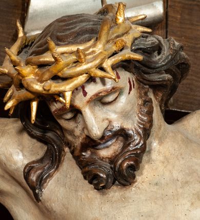 Zdjęcie nr 13: Ołtarz drewniany, dwustronny, obecnie przyścienny, architektoniczny, jednokondygnacyjny ze zwieńczeniem, trójosiowy, z bramkami. Mensa kamienna, prostopadłościenna z antepedium ujętym w profilowaną i złoconą ramę, dekorowaną kimationem jońskim i kampanulami. W polu płaskorzeźbione przedstawienie kielicha z hostią ujętego dwoma otwartymi księgami z napisem na prawej „ECCE / PANIS / ANGE/LORUM”, na lewej „EVAN/GE/LIUM”; liśćmi laurowymi, arma Christi; u podstawy kielicha nałożona korona cierniowa. W dolnych narożach antepedium dekoracja z miękko zawijającej się wstęgi regencyjnej. Tabernakulum o rozbudowanych architektonicznych formach, jednokondygnacyjne, trójosiowe, każda z osi flankowana parą kolumienek i zakończona zwieńczeniem. W osi środkowej tabernakulum metalowe: w dolnej części w formie prostopadłościennej skrzynki z wizerunkiem Chrystusa, w górnej części obrotowe z przedstawieniem Baranka Bożego, zamknięte ozdobnym zwieńczeniem z parą uskrzydlonych putt i koroną w typie zamkniętym. W polach osi bocznych umieszczone za szybką relikwie świętych ujęte prostokątną, złoconą ramą. Retabulum ustawione na wysokim, dwudzielnym cokole, z bramkami o otworach drzwiowych zamkniętych łukiem kotarowym ściętym, nadproża w formie profilowanego gryzmsu. Pole ołtarza, zarówno osi głównej jak i bocznych ujęte jest kolumnami o gładkich trzonach i złoconych kapitalach kompozytowych ustawionych na tle zwieloktrotnionych pilastrów o kanelowanych trzonach. Podpory dźwigają wyłamane na ich osi, pełne belkowanie z wydatnym, silnie profilowanych gzymsem. Na nim fragmenty przyczółka w formie wolut. Pole osi środkowej ze złoconą ramą zamkniętą łukiem wklęsło-wypukłym z uskokiem. W zwieńczeniu ramy wolutowy kartusz o nieregularnym kształcie, z napisem „CONSUMMATUM / EST”. W centrum pola ołtarzowego drewniany krycyfiks. W osi prawej figura św. Kazimierza Królewicza, w osi lewej figura św. Jadwigi Śląskiej. Rzeźby ustawione w niszach, zamkniętych łukiem wklęsło-wypukłym, na rozbudowanych, wolutowych konsolach dekorowanych z przodu kartuszem utworzonym z akantowego wieńca wypełnionego kratką regencyjną; ponad nim girlanda złożona z kampanul i kwiatów. W niszach ponad figurami umieszczone dużych rozmiarów, złocone muszle palmetowe, oraz nieco niżej dwie gałązki akantu. Ponad niszami rozbudowana płaskorzeźbiona dekoracja w formie struktury utworzonej z wolut o karbowanych wypełnieniach, w jej centrum uskrzydlone główki aniołków. Zwieńczenie w formie wklęsło-wypukłej, zamknięte gzymsem w kształcie łuku nadwieszonego, po bokach flankowane dwoma wazonami z kwiatami. W polu obraz św. Michała Archanioła. Kolorystyka ciemnozielona, ze złoceniami w partiach ornamentów oraz w załamaniach profili architektonicznych. Partie cokołu dekorowane płycinami wypełnionymi ornamentem regencyjnym. Według dokumentacji konserwatorskiej na odwrociu ołtarza znajduje się malowana iluzjonistyczna dekoracja przedstawiająca barokowy ołtarz, postacie Matki Boskiej, św. Jana Ewangelisty oraz świętych franciszkańskich.

