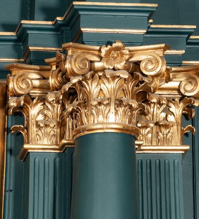 Zdjęcie nr 37: Ołtarz drewniany, dwustronny, obecnie przyścienny, architektoniczny, jednokondygnacyjny ze zwieńczeniem, trójosiowy, z bramkami. Mensa kamienna, prostopadłościenna z antepedium ujętym w profilowaną i złoconą ramę, dekorowaną kimationem jońskim i kampanulami. W polu płaskorzeźbione przedstawienie kielicha z hostią ujętego dwoma otwartymi księgami z napisem na prawej „ECCE / PANIS / ANGE/LORUM”, na lewej „EVAN/GE/LIUM”; liśćmi laurowymi, arma Christi; u podstawy kielicha nałożona korona cierniowa. W dolnych narożach antepedium dekoracja z miękko zawijającej się wstęgi regencyjnej. Tabernakulum o rozbudowanych architektonicznych formach, jednokondygnacyjne, trójosiowe, każda z osi flankowana parą kolumienek i zakończona zwieńczeniem. W osi środkowej tabernakulum metalowe: w dolnej części w formie prostopadłościennej skrzynki z wizerunkiem Chrystusa, w górnej części obrotowe z przedstawieniem Baranka Bożego, zamknięte ozdobnym zwieńczeniem z parą uskrzydlonych putt i koroną w typie zamkniętym. W polach osi bocznych umieszczone za szybką relikwie świętych ujęte prostokątną, złoconą ramą. Retabulum ustawione na wysokim, dwudzielnym cokole, z bramkami o otworach drzwiowych zamkniętych łukiem kotarowym ściętym, nadproża w formie profilowanego gryzmsu. Pole ołtarza, zarówno osi głównej jak i bocznych ujęte jest kolumnami o gładkich trzonach i złoconych kapitalach kompozytowych ustawionych na tle zwieloktrotnionych pilastrów o kanelowanych trzonach. Podpory dźwigają wyłamane na ich osi, pełne belkowanie z wydatnym, silnie profilowanych gzymsem. Na nim fragmenty przyczółka w formie wolut. Pole osi środkowej ze złoconą ramą zamkniętą łukiem wklęsło-wypukłym z uskokiem. W zwieńczeniu ramy wolutowy kartusz o nieregularnym kształcie, z napisem „CONSUMMATUM / EST”. W centrum pola ołtarzowego drewniany krycyfiks. W osi prawej figura św. Kazimierza Królewicza, w osi lewej figura św. Jadwigi Śląskiej. Rzeźby ustawione w niszach, zamkniętych łukiem wklęsło-wypukłym, na rozbudowanych, wolutowych konsolach dekorowanych z przodu kartuszem utworzonym z akantowego wieńca wypełnionego kratką regencyjną; ponad nim girlanda złożona z kampanul i kwiatów. W niszach ponad figurami umieszczone dużych rozmiarów, złocone muszle palmetowe, oraz nieco niżej dwie gałązki akantu. Ponad niszami rozbudowana płaskorzeźbiona dekoracja w formie struktury utworzonej z wolut o karbowanych wypełnieniach, w jej centrum uskrzydlone główki aniołków. Zwieńczenie w formie wklęsło-wypukłej, zamknięte gzymsem w kształcie łuku nadwieszonego, po bokach flankowane dwoma wazonami z kwiatami. W polu obraz św. Michała Archanioła. Kolorystyka ciemnozielona, ze złoceniami w partiach ornamentów oraz w załamaniach profili architektonicznych. Partie cokołu dekorowane płycinami wypełnionymi ornamentem regencyjnym. Według dokumentacji konserwatorskiej na odwrociu ołtarza znajduje się malowana iluzjonistyczna dekoracja przedstawiająca barokowy ołtarz, postacie Matki Boskiej, św. Jana Ewangelisty oraz świętych franciszkańskich.

