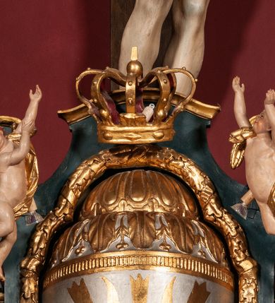 Zdjęcie nr 49: Ołtarz drewniany, dwustronny, obecnie przyścienny, architektoniczny, jednokondygnacyjny ze zwieńczeniem, trójosiowy, z bramkami. Mensa kamienna, prostopadłościenna z antepedium ujętym w profilowaną i złoconą ramę, dekorowaną kimationem jońskim i kampanulami. W polu płaskorzeźbione przedstawienie kielicha z hostią ujętego dwoma otwartymi księgami z napisem na prawej „ECCE / PANIS / ANGE/LORUM”, na lewej „EVAN/GE/LIUM”; liśćmi laurowymi, arma Christi; u podstawy kielicha nałożona korona cierniowa. W dolnych narożach antepedium dekoracja z miękko zawijającej się wstęgi regencyjnej. Tabernakulum o rozbudowanych architektonicznych formach, jednokondygnacyjne, trójosiowe, każda z osi flankowana parą kolumienek i zakończona zwieńczeniem. W osi środkowej tabernakulum metalowe: w dolnej części w formie prostopadłościennej skrzynki z wizerunkiem Chrystusa, w górnej części obrotowe z przedstawieniem Baranka Bożego, zamknięte ozdobnym zwieńczeniem z parą uskrzydlonych putt i koroną w typie zamkniętym. W polach osi bocznych umieszczone za szybką relikwie świętych ujęte prostokątną, złoconą ramą. Retabulum ustawione na wysokim, dwudzielnym cokole, z bramkami o otworach drzwiowych zamkniętych łukiem kotarowym ściętym, nadproża w formie profilowanego gryzmsu. Pole ołtarza, zarówno osi głównej jak i bocznych ujęte jest kolumnami o gładkich trzonach i złoconych kapitalach kompozytowych ustawionych na tle zwieloktrotnionych pilastrów o kanelowanych trzonach. Podpory dźwigają wyłamane na ich osi, pełne belkowanie z wydatnym, silnie profilowanych gzymsem. Na nim fragmenty przyczółka w formie wolut. Pole osi środkowej ze złoconą ramą zamkniętą łukiem wklęsło-wypukłym z uskokiem. W zwieńczeniu ramy wolutowy kartusz o nieregularnym kształcie, z napisem „CONSUMMATUM / EST”. W centrum pola ołtarzowego drewniany krycyfiks. W osi prawej figura św. Kazimierza Królewicza, w osi lewej figura św. Jadwigi Śląskiej. Rzeźby ustawione w niszach, zamkniętych łukiem wklęsło-wypukłym, na rozbudowanych, wolutowych konsolach dekorowanych z przodu kartuszem utworzonym z akantowego wieńca wypełnionego kratką regencyjną; ponad nim girlanda złożona z kampanul i kwiatów. W niszach ponad figurami umieszczone dużych rozmiarów, złocone muszle palmetowe, oraz nieco niżej dwie gałązki akantu. Ponad niszami rozbudowana płaskorzeźbiona dekoracja w formie struktury utworzonej z wolut o karbowanych wypełnieniach, w jej centrum uskrzydlone główki aniołków. Zwieńczenie w formie wklęsło-wypukłej, zamknięte gzymsem w kształcie łuku nadwieszonego, po bokach flankowane dwoma wazonami z kwiatami. W polu obraz św. Michała Archanioła. Kolorystyka ciemnozielona, ze złoceniami w partiach ornamentów oraz w załamaniach profili architektonicznych. Partie cokołu dekorowane płycinami wypełnionymi ornamentem regencyjnym. Według dokumentacji konserwatorskiej na odwrociu ołtarza znajduje się malowana iluzjonistyczna dekoracja przedstawiająca barokowy ołtarz, postacie Matki Boskiej, św. Jana Ewangelisty oraz świętych franciszkańskich.

