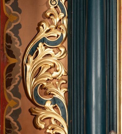 Zdjęcie nr 8: Ołtarz przyścienny, architektoniczny, jednokondygnacyjny, jednoosiowy, ze zwieńczeniem. Mensa w formie prostopadłościanu, antepedium malowane. Pośrodku medalion z wieńca laurowego. W polu wieńca krzyż oraz skrzyżowane narzędzia Męki Pańskiej na tle błękitnego nieba. Po bokach medalionu wolutowo zakręcona wić roślinna zakończona wazonami z kwiatami. Całość ukazana na ciemnozielonym tle. Retabulum umieszczone na zdwojonym cokole, flankowane kolumnami, ustawionymi na tle zwielokrotnionych pilastrów podtrzymujących wyłamane belkowanie; na osi kolumn przerwany wolutowy przyczółek. W polu głównym nastawy płytka wnęka, ujęta złoconą i profilowaną ramą w kształcie stojącego prostokąta zamkniętego łukiem wklęsło-wypukłym z uskokami. Pośrodku obraz „Najświętsze Serce Jezusa”. W górnej części ramy złocony kartusz z gorejącym sercem w polu. Zwieńczenie o delikatnie wklęsłych bokach ujętych spływami wolutowymi, zamknięte łukiem nadwieszonym. Nad nim złocona muszla palmetowa pomiędzy dwoma spływami wolutowymi. W polu zwieńczenia obraz „Św. Jan Kanty” w ramie o fantazyjnym wykroju. Retabulum flankowane po bokach ażurowymi uszami utworzonymi z liści akantu i przeplatającej je karbowanej wstęgi. Podpory ustawione na bazach, kapitele kompozytowe, trzony kolumn gładkie, natomiast trzony pilastrów kanelowane. Struktura malowana w kolorze ciemnozielonym, ornamenty i detale złocone.
