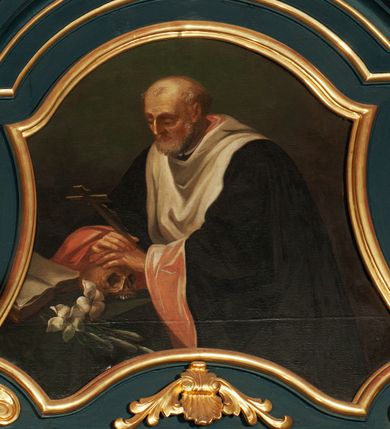 Zdjęcie nr 5: Ołtarz przyścienny, architektoniczny, jednokondygnacyjny, jednoosiowy, ze zwieńczeniem. Mensa w formie prostopadłościanu, antepedium malowane. Pośrodku medalion z wieńca laurowego. W polu wieńca krzyż oraz skrzyżowane narzędzia Męki Pańskiej na tle błękitnego nieba. Po bokach medalionu wolutowo zakręcona wić roślinna zakończona wazonami z kwiatami. Całość ukazana na ciemnozielonym tle. Retabulum umieszczone na zdwojonym cokole, flankowane kolumnami, ustawionymi na tle zwielokrotnionych pilastrów podtrzymujących wyłamane belkowanie; na osi kolumn przerwany wolutowy przyczółek. W polu głównym nastawy płytka wnęka, ujęta złoconą i profilowaną ramą w kształcie stojącego prostokąta zamkniętego łukiem wklęsło-wypukłym z uskokami. Pośrodku obraz „Najświętsze Serce Jezusa”. W górnej części ramy złocony kartusz z gorejącym sercem w polu. Zwieńczenie o delikatnie wklęsłych bokach ujętych spływami wolutowymi, zamknięte łukiem nadwieszonym. Nad nim złocona muszla palmetowa pomiędzy dwoma spływami wolutowymi. W polu zwieńczenia obraz „Św. Jan Kanty” w ramie o fantazyjnym wykroju. Retabulum flankowane po bokach ażurowymi uszami utworzonymi z liści akantu i przeplatającej je karbowanej wstęgi. Podpory ustawione na bazach, kapitele kompozytowe, trzony kolumn gładkie, natomiast trzony pilastrów kanelowane. Struktura malowana w kolorze ciemnozielonym, ornamenty i detale złocone.
