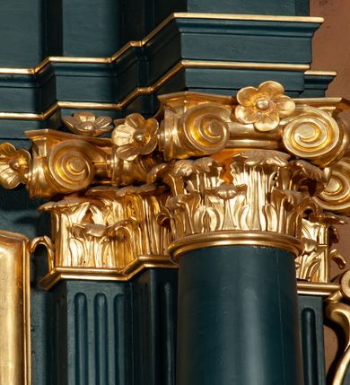 Zdjęcie nr 7: Ołtarz przyścienny, architektoniczny, jednokondygnacyjny, jednoosiowy, ze zwieńczeniem. Mensa w formie prostopadłościanu, antepedium malowane. Pośrodku medalion z wieńca laurowego. W polu wieńca krzyż oraz skrzyżowane narzędzia Męki Pańskiej na tle błękitnego nieba. Po bokach medalionu wolutowo zakręcona wić roślinna zakończona wazonami z kwiatami. Całość ukazana na ciemnozielonym tle. Retabulum umieszczone na zdwojonym cokole, flankowane kolumnami, ustawionymi na tle zwielokrotnionych pilastrów podtrzymujących wyłamane belkowanie; na osi kolumn przerwany wolutowy przyczółek. W polu głównym nastawy płytka wnęka, ujęta złoconą i profilowaną ramą w kształcie stojącego prostokąta zamkniętego łukiem wklęsło-wypukłym z uskokami. Pośrodku obraz „Najświętsze Serce Jezusa”. W górnej części ramy złocony kartusz z gorejącym sercem w polu. Zwieńczenie o delikatnie wklęsłych bokach ujętych spływami wolutowymi, zamknięte łukiem nadwieszonym. Nad nim złocona muszla palmetowa pomiędzy dwoma spływami wolutowymi. W polu zwieńczenia obraz „Św. Jan Kanty” w ramie o fantazyjnym wykroju. Retabulum flankowane po bokach ażurowymi uszami utworzonymi z liści akantu i przeplatającej je karbowanej wstęgi. Podpory ustawione na bazach, kapitele kompozytowe, trzony kolumn gładkie, natomiast trzony pilastrów kanelowane. Struktura malowana w kolorze ciemnozielonym, ornamenty i detale złocone.
