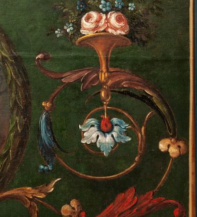 Zdjęcie nr 12: Ołtarz przyścienny, architektoniczny, jednokondygnacyjny, jednoosiowy, ze zwieńczeniem. Mensa w formie prostopadłościanu, antepedium malowane. Pośrodku medalion z wieńca laurowego. W polu wieńca krzyż oraz skrzyżowane narzędzia Męki Pańskiej na tle błękitnego nieba. Po bokach medalionu wolutowo zakręcona wić roślinna zakończona wazonami z kwiatami. Całość ukazana na ciemnozielonym tle. Retabulum umieszczone na zdwojonym cokole, flankowane kolumnami, ustawionymi na tle zwielokrotnionych pilastrów podtrzymujących wyłamane belkowanie; na osi kolumn przerwany wolutowy przyczółek. W polu głównym nastawy płytka wnęka, ujęta złoconą i profilowaną ramą w kształcie stojącego prostokąta zamkniętego łukiem wklęsło-wypukłym z uskokami. Pośrodku obraz „Najświętsze Serce Jezusa”. W górnej części ramy złocony kartusz z gorejącym sercem w polu. Zwieńczenie o delikatnie wklęsłych bokach ujętych spływami wolutowymi, zamknięte łukiem nadwieszonym. Nad nim złocona muszla palmetowa pomiędzy dwoma spływami wolutowymi. W polu zwieńczenia obraz „Św. Jan Kanty” w ramie o fantazyjnym wykroju. Retabulum flankowane po bokach ażurowymi uszami utworzonymi z liści akantu i przeplatającej je karbowanej wstęgi. Podpory ustawione na bazach, kapitele kompozytowe, trzony kolumn gładkie, natomiast trzony pilastrów kanelowane. Struktura malowana w kolorze ciemnozielonym, ornamenty i detale złocone.
