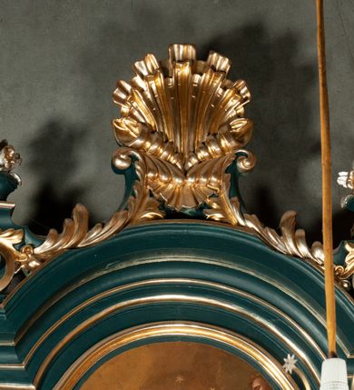 Zdjęcie nr 11: Ołtarz przyścienny, architektoniczny, jednokondygnacyjny, jednoosiowy, ze zwieńczeniem.  Mensa w formie prostopadłościanu. Antepedium malowane. Pośrodku medalion z wieńca laurowego, owiniętego sznurem. W polu wieńca godło zakonu franciszkańskiego (skrzyżowane prawe ręce Chrystusa i św. Franciszka oraz krzyż łaciński) na tle błękitnego nieba. Po bokach medalionu wolutowo zakręcona wić roślinna zakończona wazonami z kwiatami. Całość ukazana na ciemnozielonym tle. Retabulum umieszczone na zdwojonym cokole, flankowane kolumnami, ustawionymi na tle zwielokrotnionych pilastrów podtrzymujących wyłamane belkowanie; na osi kolumn przerwany wolutowy przyczółek. W polu głównym nastawy płytka wnęka, ujęta złoconą i profilowaną ramą w kształcie stojącego prostokąta zamkniętego łukiem wklęsło-wypukłym z uskokami. Pośrodku obraz „Stygmatyzacja św. Franciszka”. W górnej części ramy złocony kartusz z godłem zakonu franciszkańskiego. Zwieńczenie o delikatnie wklęsłych bokach ujętych spływami wolutowymi, zamknięte łukiem nadwieszonym. Nad nim złocona muszla palmetowa pomiędzy dwoma spływami wolutowymi. W polu zwieńczenia obraz św. Klary w ramie o fantazyjnym wykroju. Retabulum flankowane po bokach ażurowymi uszami utworzonymi z liści akantu i przeplatającej je karbowanej wstęgi. Podpory ustawione na bazach, kapitele kompozytowe, trzony kolumn gładkie, natomiast trzony pilastrów kanelowane. Struktura malowana w kolorze ciemnozielonym, ornamenty i detale złocone.
