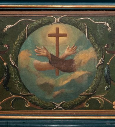 Zdjęcie nr 12: Ołtarz przyścienny, architektoniczny, jednokondygnacyjny, jednoosiowy, ze zwieńczeniem.  Mensa w formie prostopadłościanu. Antepedium malowane. Pośrodku medalion z wieńca laurowego, owiniętego sznurem. W polu wieńca godło zakonu franciszkańskiego (skrzyżowane prawe ręce Chrystusa i św. Franciszka oraz krzyż łaciński) na tle błękitnego nieba. Po bokach medalionu wolutowo zakręcona wić roślinna zakończona wazonami z kwiatami. Całość ukazana na ciemnozielonym tle. Retabulum umieszczone na zdwojonym cokole, flankowane kolumnami, ustawionymi na tle zwielokrotnionych pilastrów podtrzymujących wyłamane belkowanie; na osi kolumn przerwany wolutowy przyczółek. W polu głównym nastawy płytka wnęka, ujęta złoconą i profilowaną ramą w kształcie stojącego prostokąta zamkniętego łukiem wklęsło-wypukłym z uskokami. Pośrodku obraz „Stygmatyzacja św. Franciszka”. W górnej części ramy złocony kartusz z godłem zakonu franciszkańskiego. Zwieńczenie o delikatnie wklęsłych bokach ujętych spływami wolutowymi, zamknięte łukiem nadwieszonym. Nad nim złocona muszla palmetowa pomiędzy dwoma spływami wolutowymi. W polu zwieńczenia obraz św. Klary w ramie o fantazyjnym wykroju. Retabulum flankowane po bokach ażurowymi uszami utworzonymi z liści akantu i przeplatającej je karbowanej wstęgi. Podpory ustawione na bazach, kapitele kompozytowe, trzony kolumn gładkie, natomiast trzony pilastrów kanelowane. Struktura malowana w kolorze ciemnozielonym, ornamenty i detale złocone.
