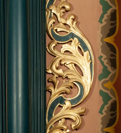 Zdjęcie nr 14: Ołtarz przyścienny, architektoniczny, jednokondygnacyjny, jednoosiowy, ze zwieńczeniem.  Mensa w formie prostopadłościanu. Antepedium malowane. Pośrodku medalion z wieńca laurowego, owiniętego sznurem. W polu wieńca godło zakonu franciszkańskiego (skrzyżowane prawe ręce Chrystusa i św. Franciszka oraz krzyż łaciński) na tle błękitnego nieba. Po bokach medalionu wolutowo zakręcona wić roślinna zakończona wazonami z kwiatami. Całość ukazana na ciemnozielonym tle. Retabulum umieszczone na zdwojonym cokole, flankowane kolumnami, ustawionymi na tle zwielokrotnionych pilastrów podtrzymujących wyłamane belkowanie; na osi kolumn przerwany wolutowy przyczółek. W polu głównym nastawy płytka wnęka, ujęta złoconą i profilowaną ramą w kształcie stojącego prostokąta zamkniętego łukiem wklęsło-wypukłym z uskokami. Pośrodku obraz „Stygmatyzacja św. Franciszka”. W górnej części ramy złocony kartusz z godłem zakonu franciszkańskiego. Zwieńczenie o delikatnie wklęsłych bokach ujętych spływami wolutowymi, zamknięte łukiem nadwieszonym. Nad nim złocona muszla palmetowa pomiędzy dwoma spływami wolutowymi. W polu zwieńczenia obraz św. Klary w ramie o fantazyjnym wykroju. Retabulum flankowane po bokach ażurowymi uszami utworzonymi z liści akantu i przeplatającej je karbowanej wstęgi. Podpory ustawione na bazach, kapitele kompozytowe, trzony kolumn gładkie, natomiast trzony pilastrów kanelowane. Struktura malowana w kolorze ciemnozielonym, ornamenty i detale złocone.
