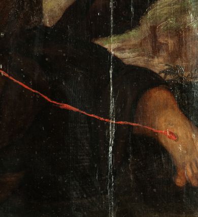 Zdjęcie nr 7: Ołtarz przyścienny, architektoniczny, jednokondygnacyjny, jednoosiowy, ze zwieńczeniem.  Mensa w formie prostopadłościanu. Antepedium malowane. Pośrodku medalion z wieńca laurowego, owiniętego sznurem. W polu wieńca godło zakonu franciszkańskiego (skrzyżowane prawe ręce Chrystusa i św. Franciszka oraz krzyż łaciński) na tle błękitnego nieba. Po bokach medalionu wolutowo zakręcona wić roślinna zakończona wazonami z kwiatami. Całość ukazana na ciemnozielonym tle. Retabulum umieszczone na zdwojonym cokole, flankowane kolumnami, ustawionymi na tle zwielokrotnionych pilastrów podtrzymujących wyłamane belkowanie; na osi kolumn przerwany wolutowy przyczółek. W polu głównym nastawy płytka wnęka, ujęta złoconą i profilowaną ramą w kształcie stojącego prostokąta zamkniętego łukiem wklęsło-wypukłym z uskokami. Pośrodku obraz „Stygmatyzacja św. Franciszka”. W górnej części ramy złocony kartusz z godłem zakonu franciszkańskiego. Zwieńczenie o delikatnie wklęsłych bokach ujętych spływami wolutowymi, zamknięte łukiem nadwieszonym. Nad nim złocona muszla palmetowa pomiędzy dwoma spływami wolutowymi. W polu zwieńczenia obraz św. Klary w ramie o fantazyjnym wykroju. Retabulum flankowane po bokach ażurowymi uszami utworzonymi z liści akantu i przeplatającej je karbowanej wstęgi. Podpory ustawione na bazach, kapitele kompozytowe, trzony kolumn gładkie, natomiast trzony pilastrów kanelowane. Struktura malowana w kolorze ciemnozielonym, ornamenty i detale złocone.
