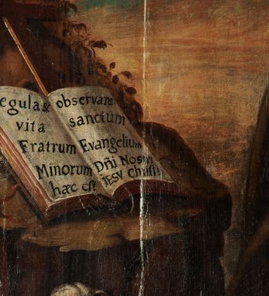 Zdjęcie nr 9: Ołtarz przyścienny, architektoniczny, jednokondygnacyjny, jednoosiowy, ze zwieńczeniem.  Mensa w formie prostopadłościanu. Antepedium malowane. Pośrodku medalion z wieńca laurowego, owiniętego sznurem. W polu wieńca godło zakonu franciszkańskiego (skrzyżowane prawe ręce Chrystusa i św. Franciszka oraz krzyż łaciński) na tle błękitnego nieba. Po bokach medalionu wolutowo zakręcona wić roślinna zakończona wazonami z kwiatami. Całość ukazana na ciemnozielonym tle. Retabulum umieszczone na zdwojonym cokole, flankowane kolumnami, ustawionymi na tle zwielokrotnionych pilastrów podtrzymujących wyłamane belkowanie; na osi kolumn przerwany wolutowy przyczółek. W polu głównym nastawy płytka wnęka, ujęta złoconą i profilowaną ramą w kształcie stojącego prostokąta zamkniętego łukiem wklęsło-wypukłym z uskokami. Pośrodku obraz „Stygmatyzacja św. Franciszka”. W górnej części ramy złocony kartusz z godłem zakonu franciszkańskiego. Zwieńczenie o delikatnie wklęsłych bokach ujętych spływami wolutowymi, zamknięte łukiem nadwieszonym. Nad nim złocona muszla palmetowa pomiędzy dwoma spływami wolutowymi. W polu zwieńczenia obraz św. Klary w ramie o fantazyjnym wykroju. Retabulum flankowane po bokach ażurowymi uszami utworzonymi z liści akantu i przeplatającej je karbowanej wstęgi. Podpory ustawione na bazach, kapitele kompozytowe, trzony kolumn gładkie, natomiast trzony pilastrów kanelowane. Struktura malowana w kolorze ciemnozielonym, ornamenty i detale złocone.
