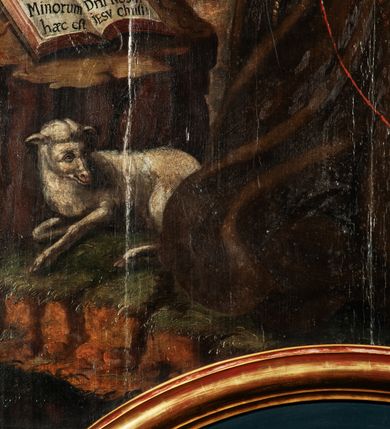 Zdjęcie nr 8: Ołtarz przyścienny, architektoniczny, jednokondygnacyjny, jednoosiowy, ze zwieńczeniem.  Mensa w formie prostopadłościanu. Antepedium malowane. Pośrodku medalion z wieńca laurowego, owiniętego sznurem. W polu wieńca godło zakonu franciszkańskiego (skrzyżowane prawe ręce Chrystusa i św. Franciszka oraz krzyż łaciński) na tle błękitnego nieba. Po bokach medalionu wolutowo zakręcona wić roślinna zakończona wazonami z kwiatami. Całość ukazana na ciemnozielonym tle. Retabulum umieszczone na zdwojonym cokole, flankowane kolumnami, ustawionymi na tle zwielokrotnionych pilastrów podtrzymujących wyłamane belkowanie; na osi kolumn przerwany wolutowy przyczółek. W polu głównym nastawy płytka wnęka, ujęta złoconą i profilowaną ramą w kształcie stojącego prostokąta zamkniętego łukiem wklęsło-wypukłym z uskokami. Pośrodku obraz „Stygmatyzacja św. Franciszka”. W górnej części ramy złocony kartusz z godłem zakonu franciszkańskiego. Zwieńczenie o delikatnie wklęsłych bokach ujętych spływami wolutowymi, zamknięte łukiem nadwieszonym. Nad nim złocona muszla palmetowa pomiędzy dwoma spływami wolutowymi. W polu zwieńczenia obraz św. Klary w ramie o fantazyjnym wykroju. Retabulum flankowane po bokach ażurowymi uszami utworzonymi z liści akantu i przeplatającej je karbowanej wstęgi. Podpory ustawione na bazach, kapitele kompozytowe, trzony kolumn gładkie, natomiast trzony pilastrów kanelowane. Struktura malowana w kolorze ciemnozielonym, ornamenty i detale złocone.

