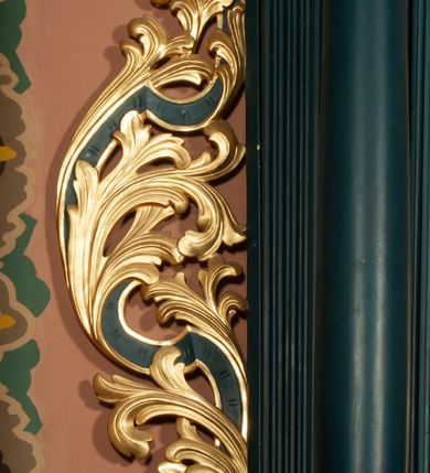 Zdjęcie nr 19: Ołtarz przyścienny, architektoniczny, jednokondygnacyjny, jednoosiowy, ze zwieńczeniem.  Mensa w formie prostopadłościanu. Antepedium malowane. Pośrodku medalion z wieńca laurowego, owiniętego sznurem. W polu wieńca godło zakonu franciszkańskiego (skrzyżowane prawe ręce Chrystusa i św. Franciszka oraz krzyż łaciński) na tle błękitnego nieba. Po bokach medalionu wolutowo zakręcona wić roślinna zakończona wazonami z kwiatami. Całość ukazana na ciemnozielonym tle. Retabulum umieszczone na zdwojonym cokole, flankowane kolumnami, ustawionymi na tle zwielokrotnionych pilastrów podtrzymujących wyłamane belkowanie; na osi kolumn przerwany wolutowy przyczółek. W polu głównym nastawy płytka wnęka, ujęta złoconą i profilowaną ramą w kształcie stojącego prostokąta zamkniętego łukiem wklęsło-wypukłym z uskokami. Pośrodku obraz „Stygmatyzacja św. Franciszka”. W górnej części ramy złocony kartusz z godłem zakonu franciszkańskiego. Zwieńczenie o delikatnie wklęsłych bokach ujętych spływami wolutowymi, zamknięte łukiem nadwieszonym. Nad nim złocona muszla palmetowa pomiędzy dwoma spływami wolutowymi. W polu zwieńczenia obraz św. Klary w ramie o fantazyjnym wykroju. Retabulum flankowane po bokach ażurowymi uszami utworzonymi z liści akantu i przeplatającej je karbowanej wstęgi. Podpory ustawione na bazach, kapitele kompozytowe, trzony kolumn gładkie, natomiast trzony pilastrów kanelowane. Struktura malowana w kolorze ciemnozielonym, ornamenty i detale złocone.
