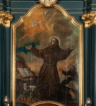 Zdjęcie nr 4: Ołtarz przyścienny, architektoniczny, jednokondygnacyjny, jednoosiowy, ze zwieńczeniem.  Mensa w formie prostopadłościanu. Antepedium malowane. Pośrodku medalion z wieńca laurowego, owiniętego sznurem. W polu wieńca godło zakonu franciszkańskiego (skrzyżowane prawe ręce Chrystusa i św. Franciszka oraz krzyż łaciński) na tle błękitnego nieba. Po bokach medalionu wolutowo zakręcona wić roślinna zakończona wazonami z kwiatami. Całość ukazana na ciemnozielonym tle. Retabulum umieszczone na zdwojonym cokole, flankowane kolumnami, ustawionymi na tle zwielokrotnionych pilastrów podtrzymujących wyłamane belkowanie; na osi kolumn przerwany wolutowy przyczółek. W polu głównym nastawy płytka wnęka, ujęta złoconą i profilowaną ramą w kształcie stojącego prostokąta zamkniętego łukiem wklęsło-wypukłym z uskokami. Pośrodku obraz „Stygmatyzacja św. Franciszka”. W górnej części ramy złocony kartusz z godłem zakonu franciszkańskiego. Zwieńczenie o delikatnie wklęsłych bokach ujętych spływami wolutowymi, zamknięte łukiem nadwieszonym. Nad nim złocona muszla palmetowa pomiędzy dwoma spływami wolutowymi. W polu zwieńczenia obraz św. Klary w ramie o fantazyjnym wykroju. Retabulum flankowane po bokach ażurowymi uszami utworzonymi z liści akantu i przeplatającej je karbowanej wstęgi. Podpory ustawione na bazach, kapitele kompozytowe, trzony kolumn gładkie, natomiast trzony pilastrów kanelowane. Struktura malowana w kolorze ciemnozielonym, ornamenty i detale złocone.
