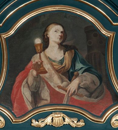 Zdjęcie nr 7: Ołtarz przyścienny, architektoniczny, jednokondygnacyjny, jednoosiowy, ze zwieńczeniem. Mensa w formie prostopadłościanu. Antepedium drewniane, w centrum złocony ormament roślinny oraz banderola.  Retabulum ustawione na zdwojonym cokole, flankowane kolumnami, ustawionych na tle zwielokrotnionych pilastrów podtrzymujących wyłamane belkowanie, na osi kolumn przerwany wolutowy przyczółek. W polu głównym nastawy płytka wnęka, ujęta złoconą i profilowaną ramą w kształcie stojącego prostokąta zamkniętego łukiem wklęsło-wypukłym z uskokami. Pośrodku obraz Matki Boskiej Częstochowskiej. W górnej części ramy złocony kartusz. Zwieńczenie o delikatnie wklęsłych bokach ze spływami wolutowymi, zamknięte łukiem nadwieszonym. Nad nim złocona muszla palmetowa ujęta dwoma spływami wolutowymi. W polu zwieńczenia obraz św. Barbary w ramie o fantazyjnym wykroju. Retabulum flankowane po bokach ażurowymi uszami utworzonymi z liści akantu. Podpory ustawione na bazach, kapitele kompozytowe, trzony kolumn gładkie, natomiast trzony pilastrów kanelowane. Struktura malowana w kolorze ciemnozielonym, ornamenty i detale złocone.