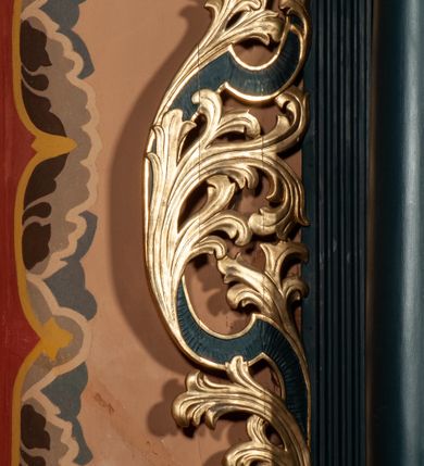 Zdjęcie nr 10: Ołtarz przyścienny, architektoniczny, jednokondygnacyjny, jednoosiowy, ze zwieńczeniem. Mensa w formie prostopadłościanu. Antepedium drewniane, w centrum złocony ormament roślinny oraz banderola.  Retabulum ustawione na zdwojonym cokole, flankowane kolumnami, ustawionych na tle zwielokrotnionych pilastrów podtrzymujących wyłamane belkowanie, na osi kolumn przerwany wolutowy przyczółek. W polu głównym nastawy płytka wnęka, ujęta złoconą i profilowaną ramą w kształcie stojącego prostokąta zamkniętego łukiem wklęsło-wypukłym z uskokami. Pośrodku obraz Matki Boskiej Częstochowskiej. W górnej części ramy złocony kartusz. Zwieńczenie o delikatnie wklęsłych bokach ze spływami wolutowymi, zamknięte łukiem nadwieszonym. Nad nim złocona muszla palmetowa ujęta dwoma spływami wolutowymi. W polu zwieńczenia obraz św. Barbary w ramie o fantazyjnym wykroju. Retabulum flankowane po bokach ażurowymi uszami utworzonymi z liści akantu. Podpory ustawione na bazach, kapitele kompozytowe, trzony kolumn gładkie, natomiast trzony pilastrów kanelowane. Struktura malowana w kolorze ciemnozielonym, ornamenty i detale złocone.